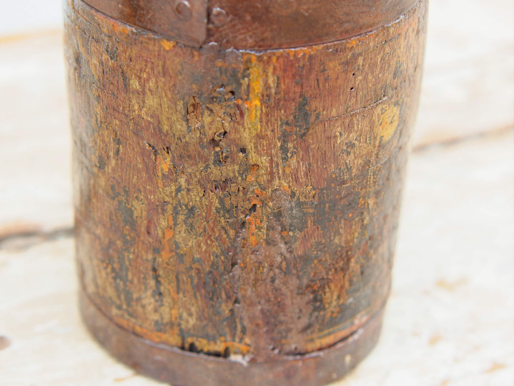 Vaso indiano in legno e metallo. Ricavato da un unico tronco di legno incavato.  dimensioni diametro 11, h 16cm.