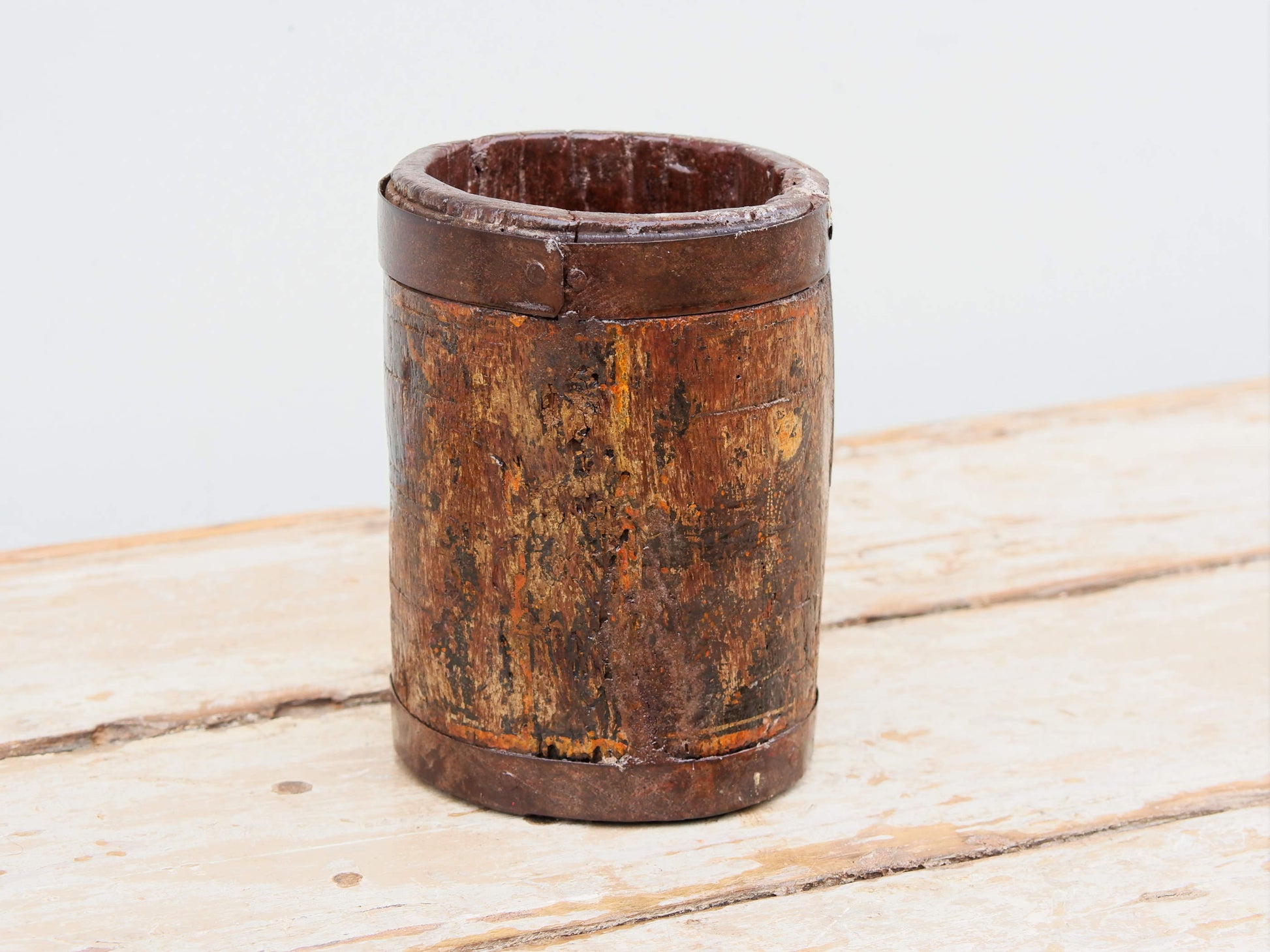 Vaso indiano in legno e metallo. Ricavato da un unico tronco di legno incavato.  dimensioni diametro 11, h 16cm.