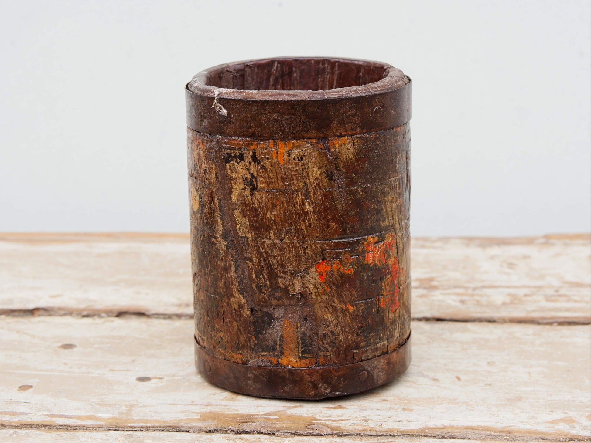 Vaso indiano in legno e metallo. Ricavato da un unico tronco di legno incavato.  dimensioni diametro 11, h 16cm.