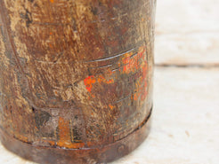 Vaso indiano in legno e metallo. Ricavato da un unico tronco di legno incavato.  dimensioni diametro 11, h 16cm.