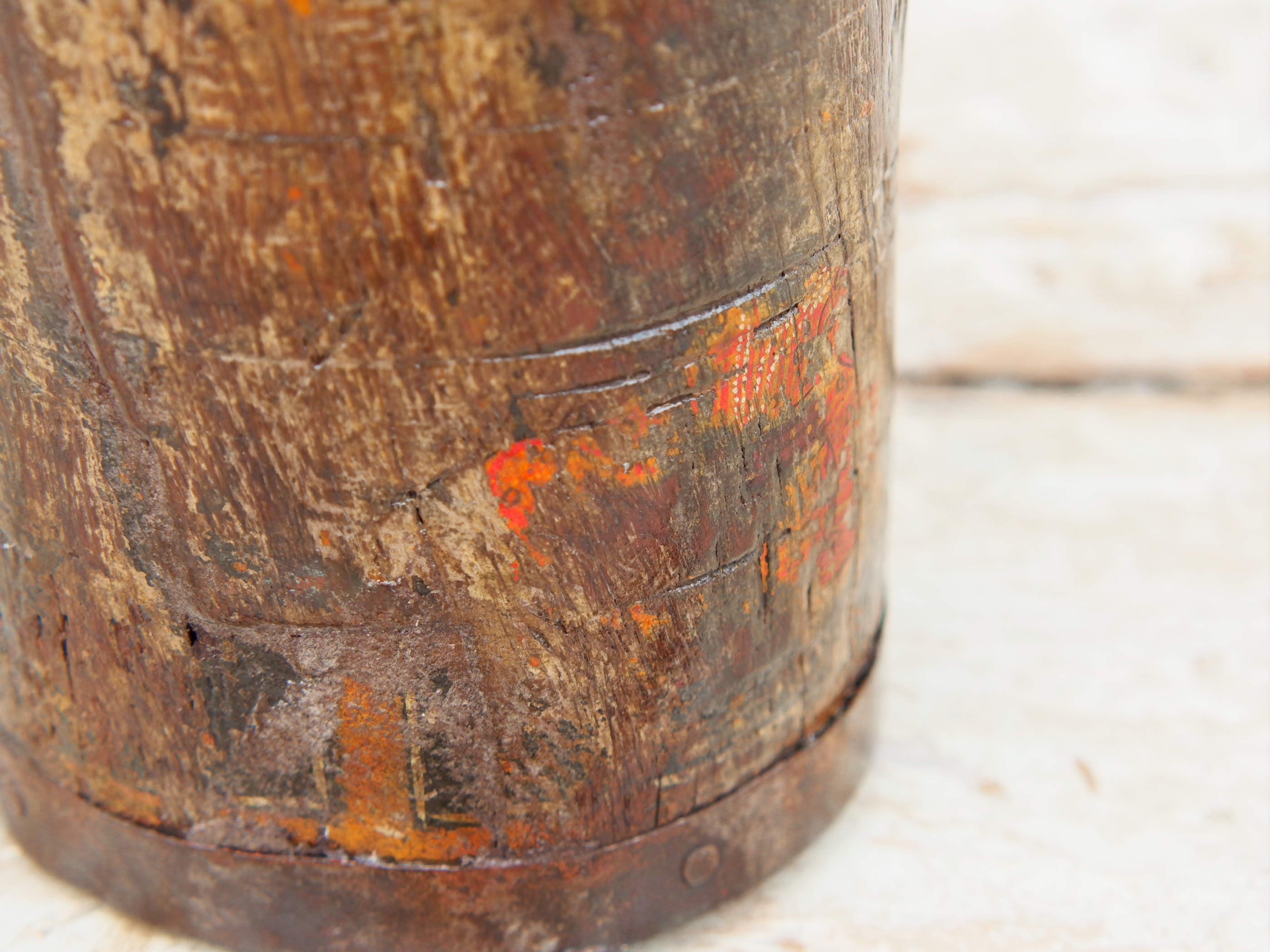 Vaso indiano in legno e metallo. Ricavato da un unico tronco di legno incavato.  dimensioni diametro 11, h 16cm.