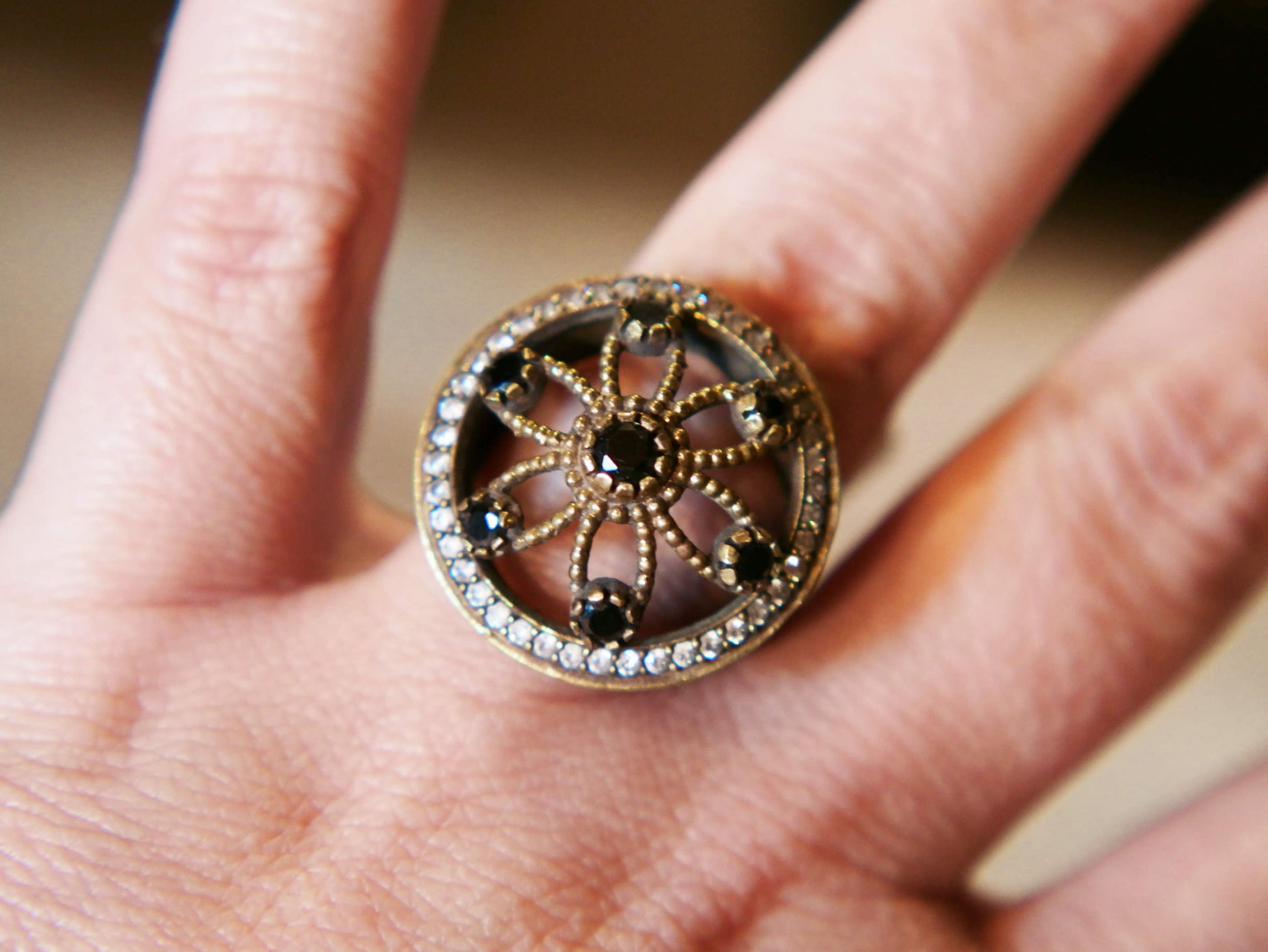 anello turco in stile arabo, argento, radice di zaffiro. top quality stone, lavorati a mano, cesellato artigianalmente .  misura anello 20, dimensioni frontale diametro 2.5, spessore totale 3.2cm, peso 9 gr