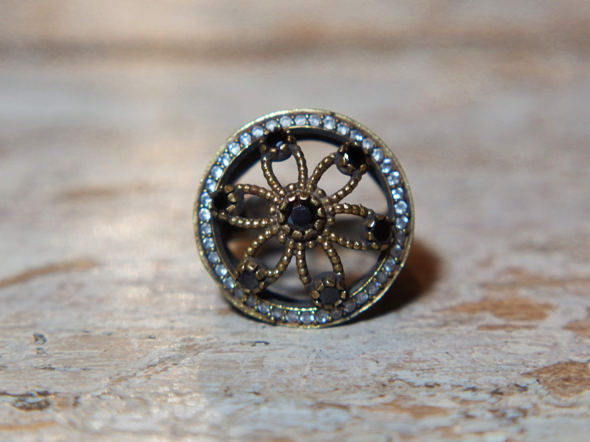anello turco in stile arabo, argento, radice di zaffiro. top quality stone, lavorati a mano, cesellato artigianalmente .  misura anello 20, dimensioni frontale diametro 2.5, spessore totale 3.2cm, peso 9 gr