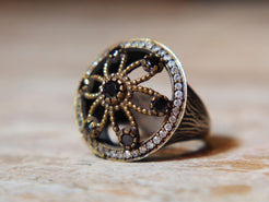 anello turco in stile arabo, argento, radice di zaffiro. top quality stone, lavorati a mano, cesellato artigianalmente .  misura anello 20, dimensioni frontale diametro 2.5, spessore totale 3.2cm, peso 9 gr