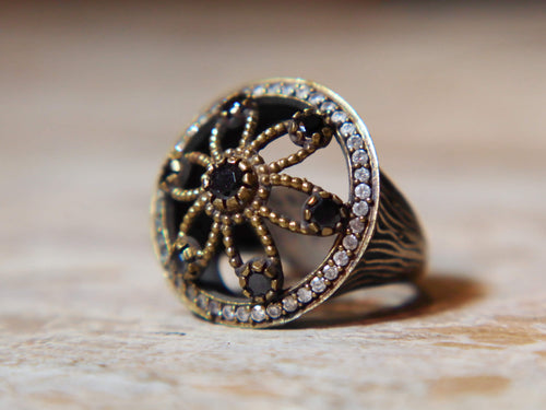 anello turco in stile arabo, argento, radice di zaffiro. top quality stone, lavorati a mano, cesellato artigianalmente .  misura anello 20, dimensioni frontale diametro 2.5, spessore totale 3.2cm, peso 9 gr