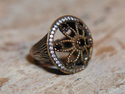 anello turco in stile arabo, argento, radice di zaffiro. top quality stone, lavorati a mano, cesellato artigianalmente .  misura anello 20, dimensioni frontale diametro 2.5, spessore totale 3.2cm, peso 9 gr