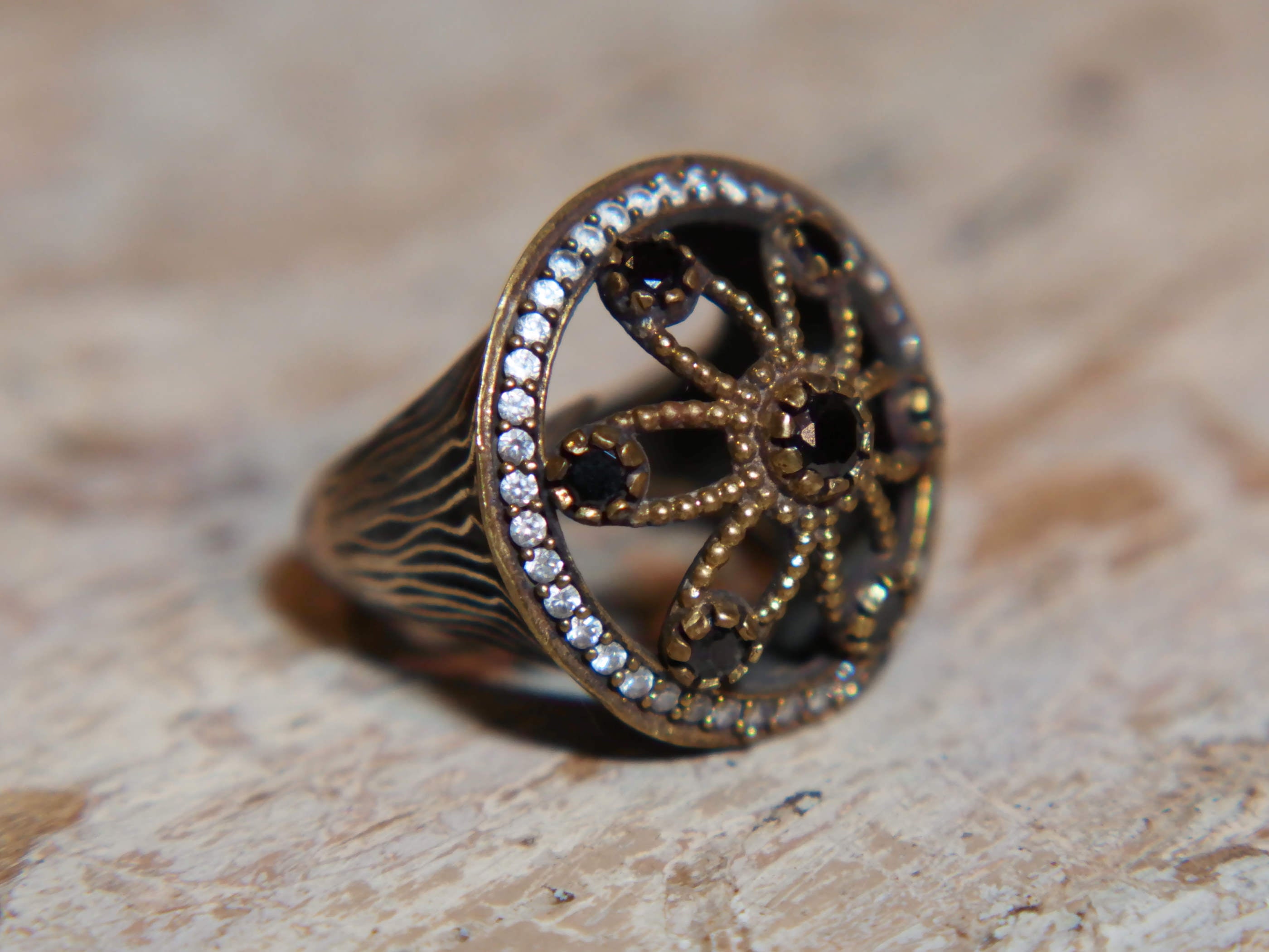 anello turco in stile arabo, argento, radice di zaffiro. top quality stone, lavorati a mano, cesellato artigianalmente .  misura anello 20, dimensioni frontale diametro 2.5, spessore totale 3.2cm, peso 9 gr