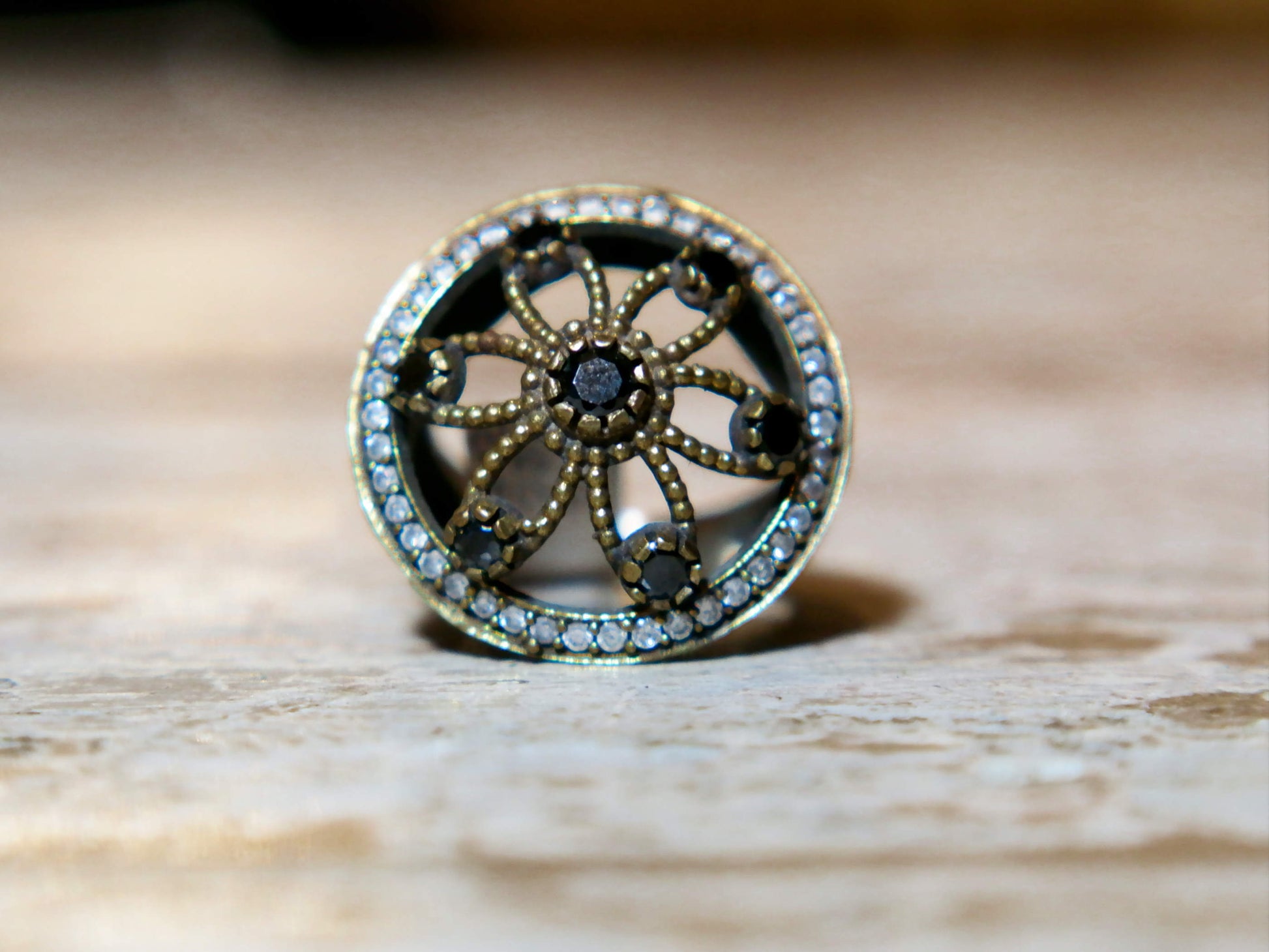 anello turco in stile arabo, argento, radice di zaffiro. top quality stone, lavorati a mano, cesellato artigianalmente .  misura anello 20, dimensioni frontale diametro 2.5, spessore totale 3.2cm, peso 9 gr