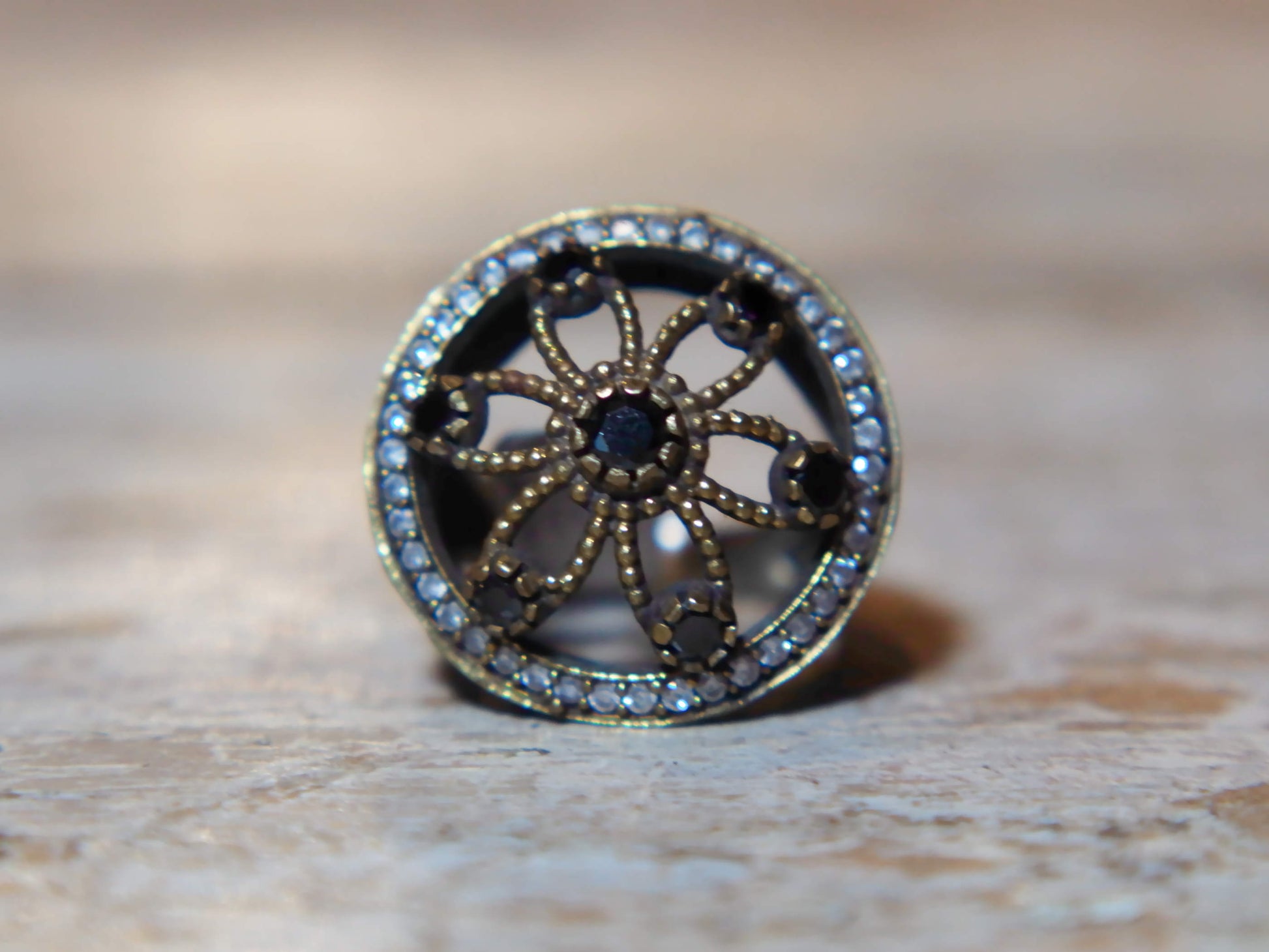 anello turco in stile arabo, argento, radice di zaffiro. top quality stone, lavorati a mano, cesellato artigianalmente .  misura anello 20, dimensioni frontale diametro 2.5, spessore totale 3.2cm, peso 9 gr