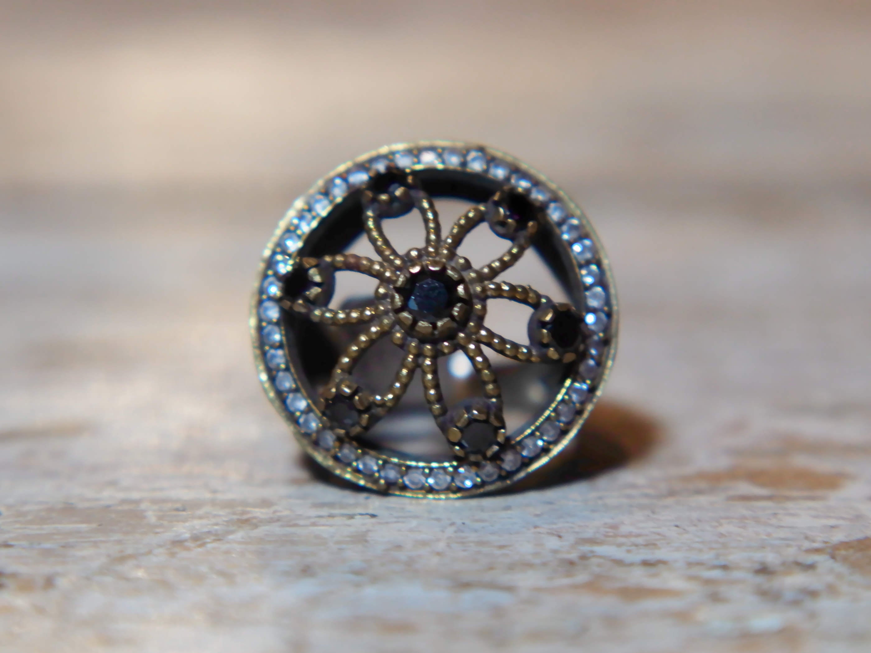 anello turco in stile arabo, argento, radice di zaffiro. top quality stone, lavorati a mano, cesellato artigianalmente .  misura anello 20, dimensioni frontale diametro 2.5, spessore totale 3.2cm, peso 9 gr