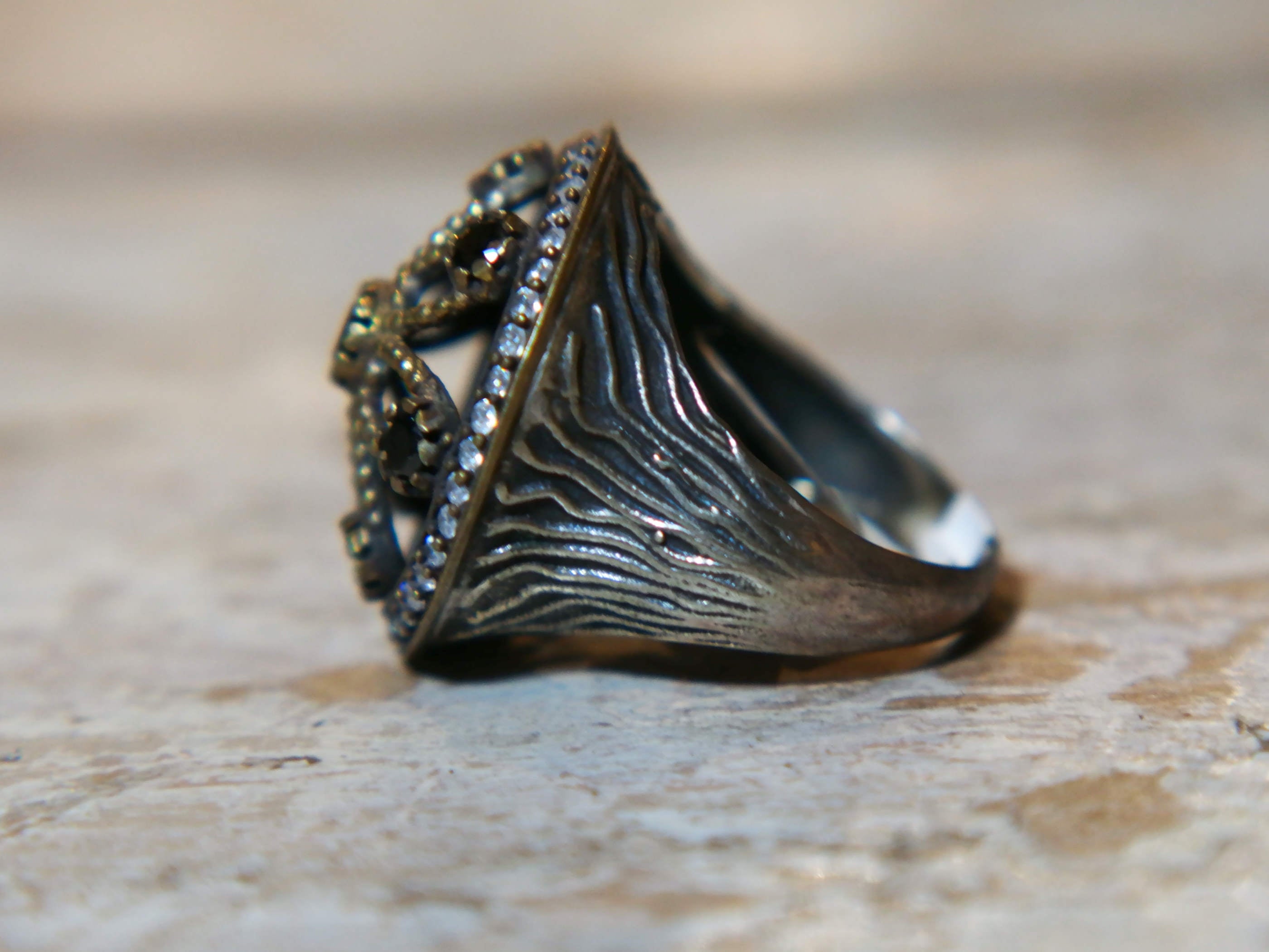 anello turco in stile arabo, argento, radice di zaffiro. top quality stone, lavorati a mano, cesellato artigianalmente .  misura anello 20, dimensioni frontale diametro 2.5, spessore totale 3.2cm, peso 9 gr