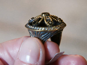 anello turco in stile arabo, argento, radice di zaffiro. top quality stone, lavorati a mano, cesellato artigianalmente .  misura anello 20, dimensioni frontale diametro 2.5, spessore totale 3.2cm, peso 9 gr