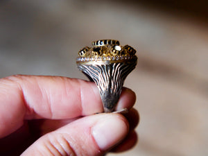 anello turco in stile arabo, argento, granato e zirconi. top quality stone, lavorati a mano, cesellato artigianalmente .  misura anello 12, dimensioni frontale diametro 2.5, spessore totale 3cm, peso 11 gr
