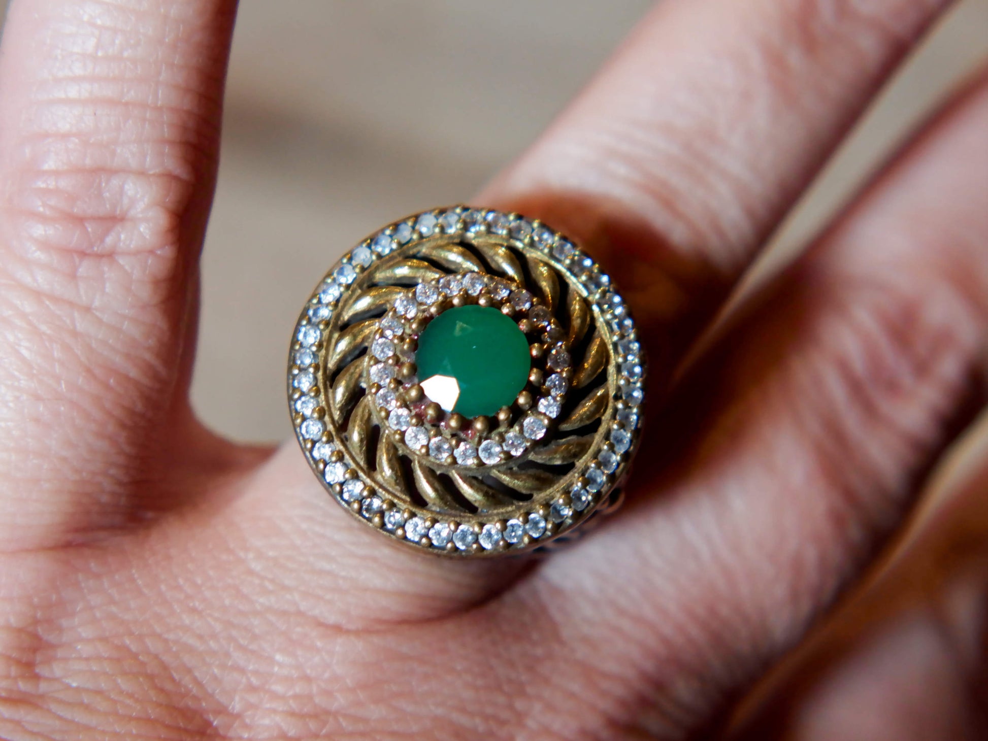 anello turco in stile arabo, argento, radice di smeraldo. top quality stone, lavorati a mano, cesellato artigianalmente .  misura anello 16, dimensioni frontale diametro 2.5, spessore totale 3cm, peso 15 gr