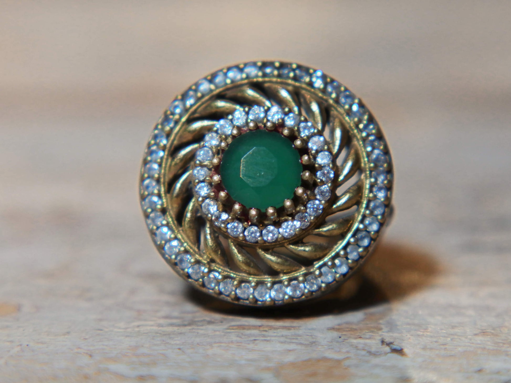 anello turco in stile arabo, argento, radice di smeraldo. top quality stone, lavorati a mano, cesellato artigianalmente .  misura anello 16, dimensioni frontale diametro 2.5, spessore totale 3cm, peso 15 gr