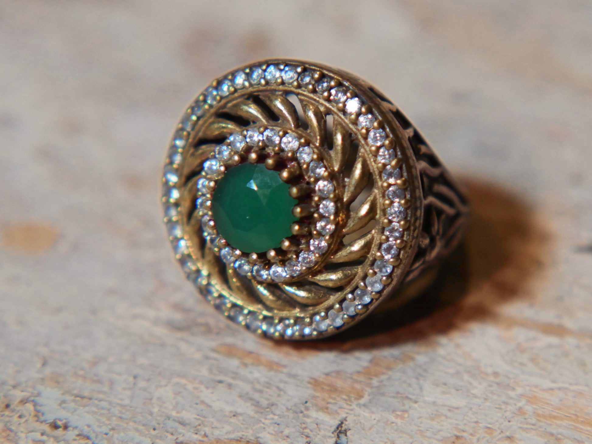 anello turco in stile arabo, argento, radice di smeraldo. top quality stone, lavorati a mano, cesellato artigianalmente .  misura anello 16, dimensioni frontale diametro 2.5, spessore totale 3cm, peso 15 gr