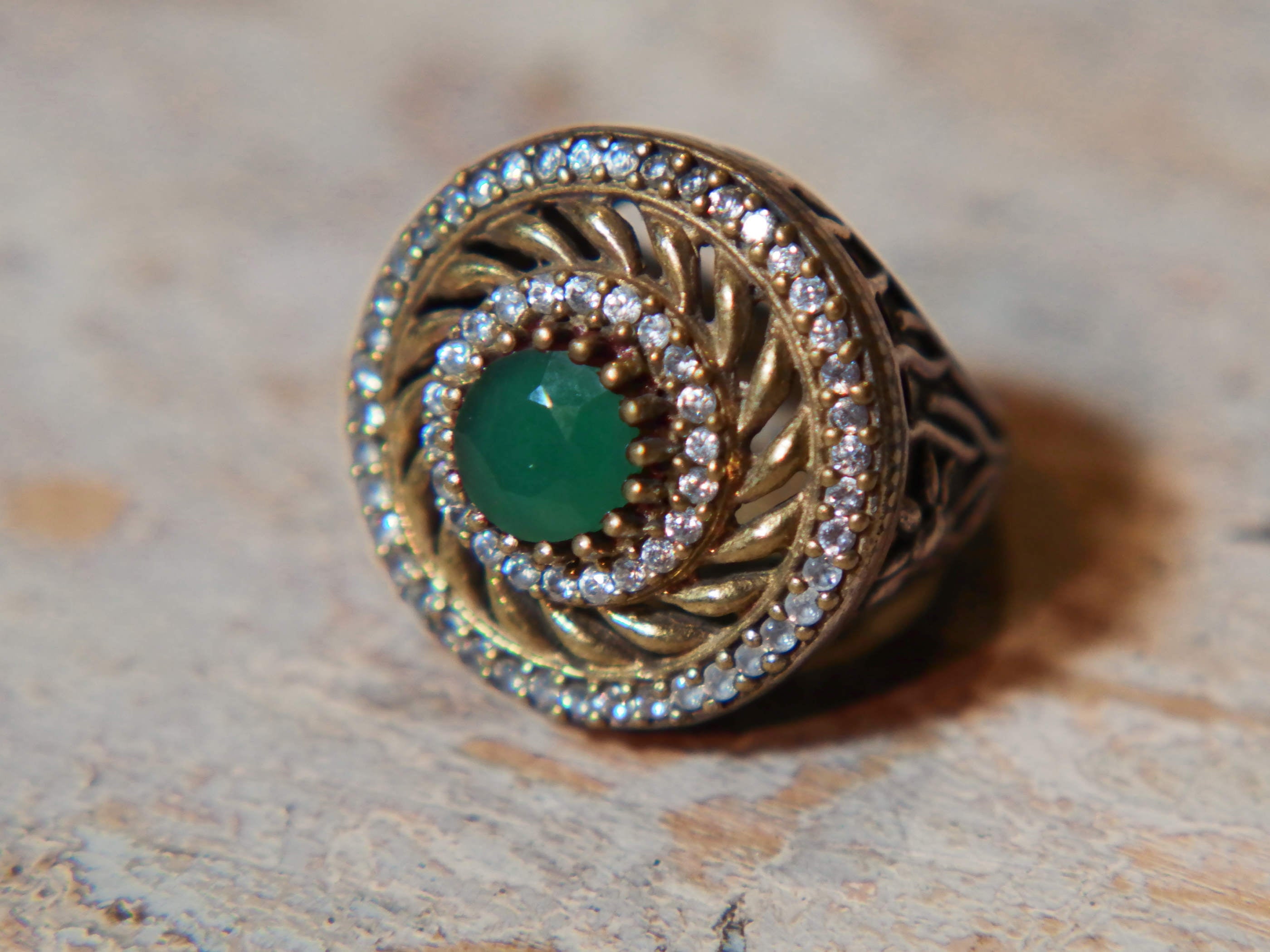 anello turco in stile arabo, argento, radice di smeraldo. top quality stone, lavorati a mano, cesellato artigianalmente .  misura anello 16, dimensioni frontale diametro 2.5, spessore totale 3cm, peso 15 gr
