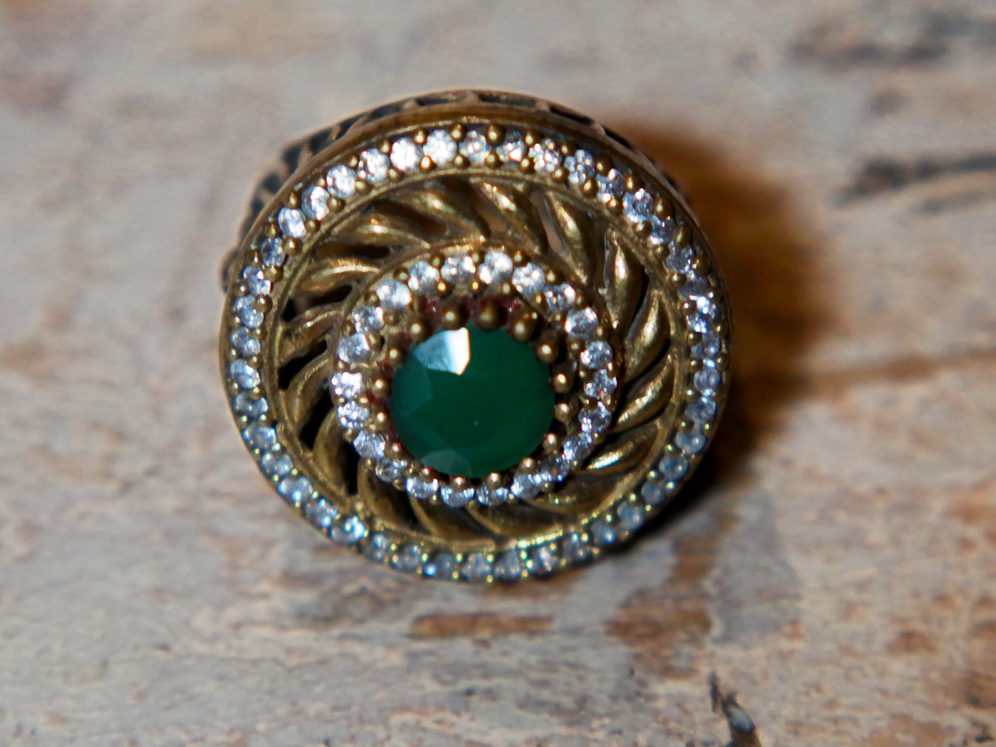 anello turco in stile arabo, argento, radice di smeraldo. top quality stone, lavorati a mano, cesellato artigianalmente .  misura anello 16, dimensioni frontale diametro 2.5, spessore totale 3cm, peso 15 gr