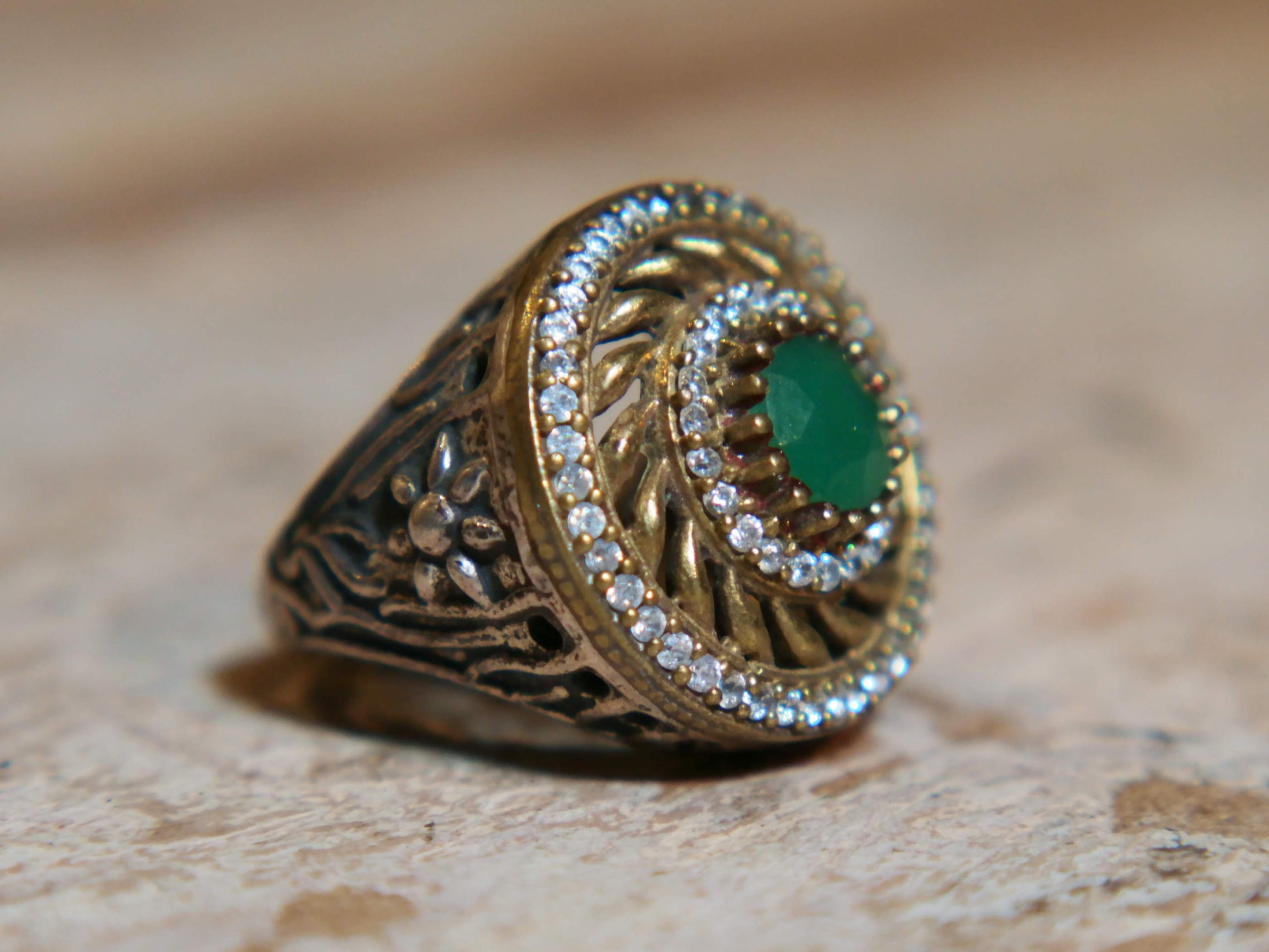 anello turco in stile arabo, argento, radice di smeraldo. top quality stone, lavorati a mano, cesellato artigianalmente .  misura anello 16, dimensioni frontale diametro 2.5, spessore totale 3cm, peso 15 gr