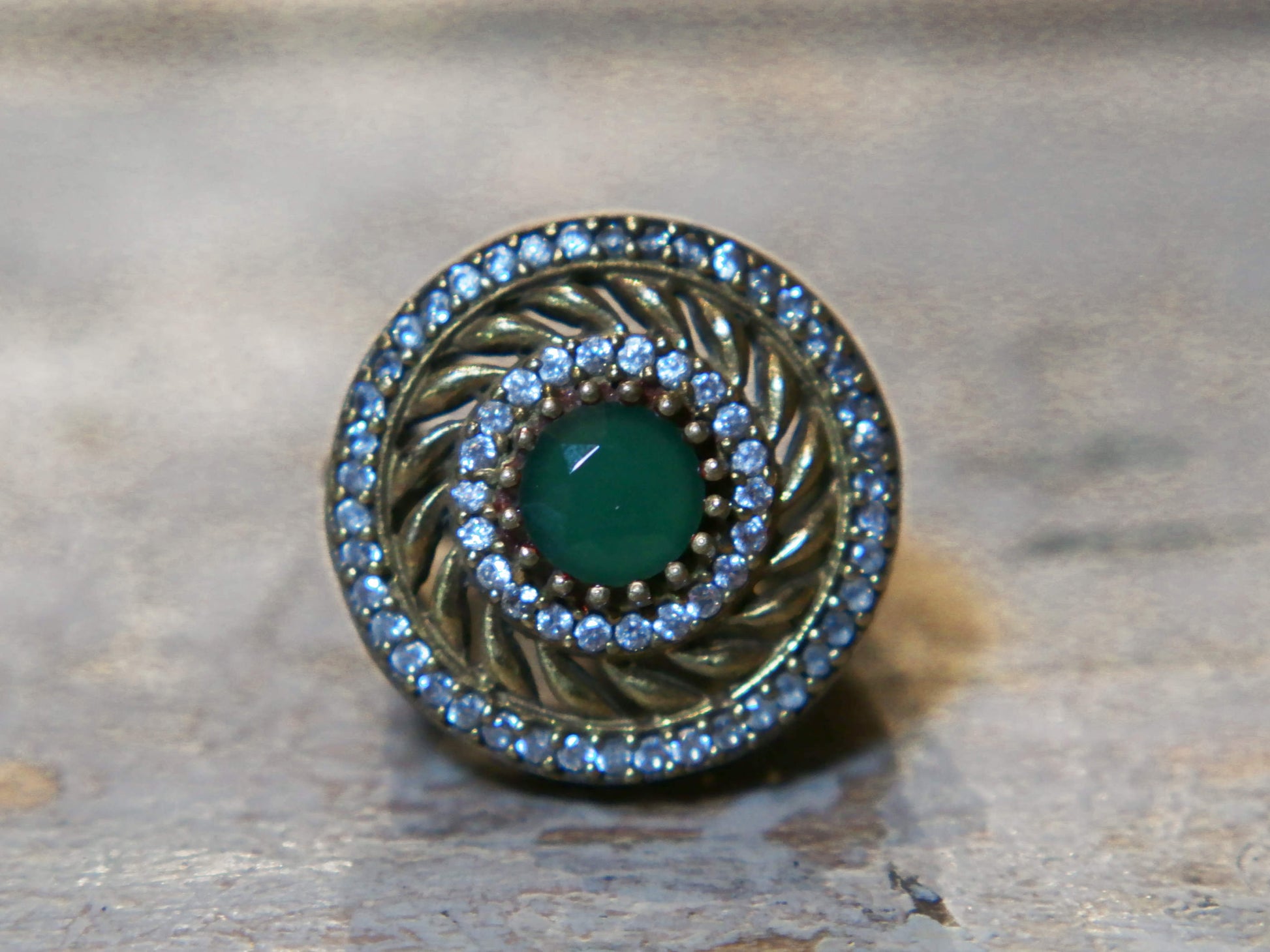 anello turco in stile arabo, argento, radice di smeraldo. top quality stone, lavorati a mano, cesellato artigianalmente .  misura anello 16, dimensioni frontale diametro 2.5, spessore totale 3cm, peso 15 gr