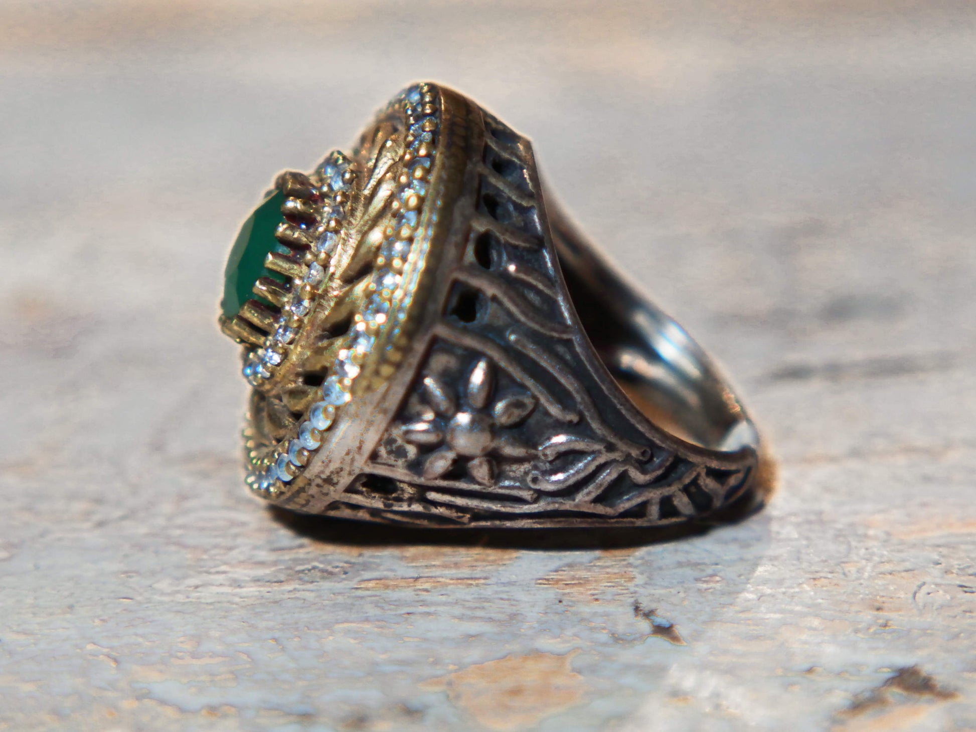 anello turco in stile arabo, argento, radice di smeraldo. top quality stone, lavorati a mano, cesellato artigianalmente .  misura anello 16, dimensioni frontale diametro 2.5, spessore totale 3cm, peso 15 gr