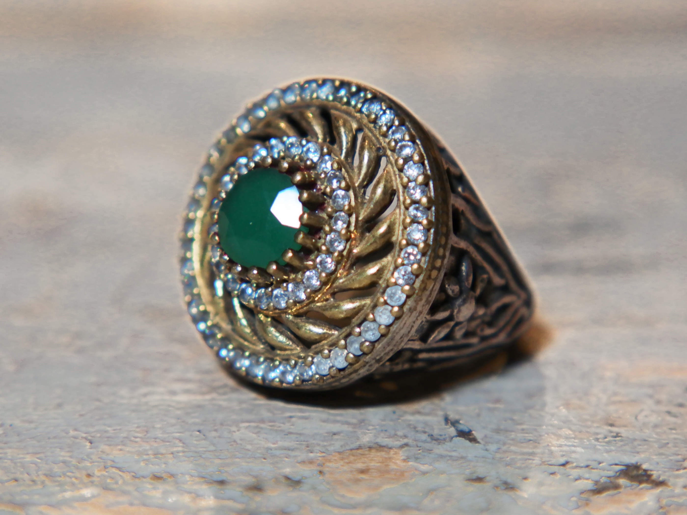 anello turco in stile arabo, argento, radice di smeraldo. top quality stone, lavorati a mano, cesellato artigianalmente .  misura anello 16, dimensioni frontale diametro 2.5, spessore totale 3cm, peso 15 gr