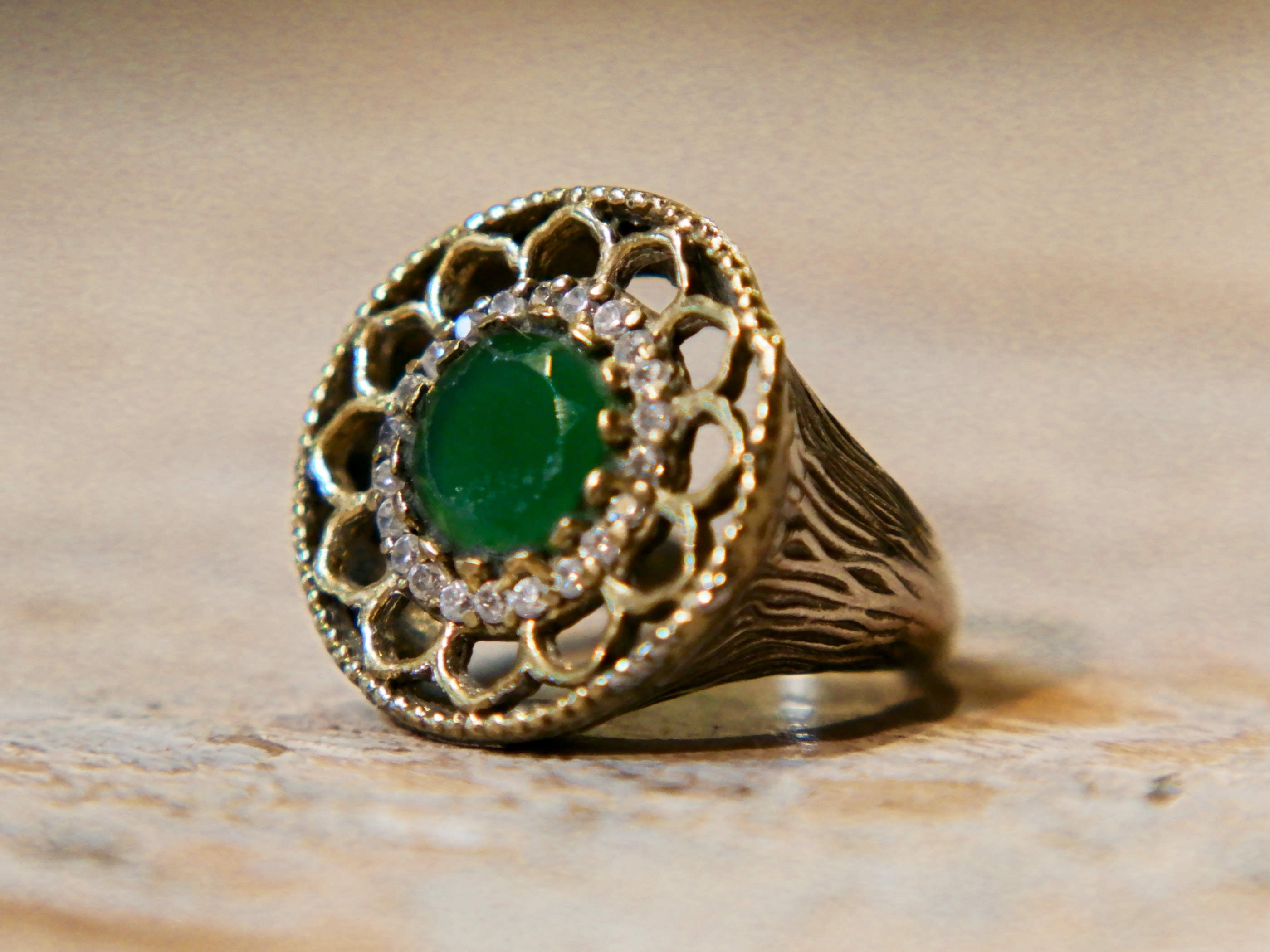 anello turco in stile arabo, argento, radice di smeraldo. top quality stone, lavorati a mano, cesellato artigianalmente .  misura anello 18, dimensioni frontale diametro 2.3, spessore totale 2.5cm, peso 9 gr