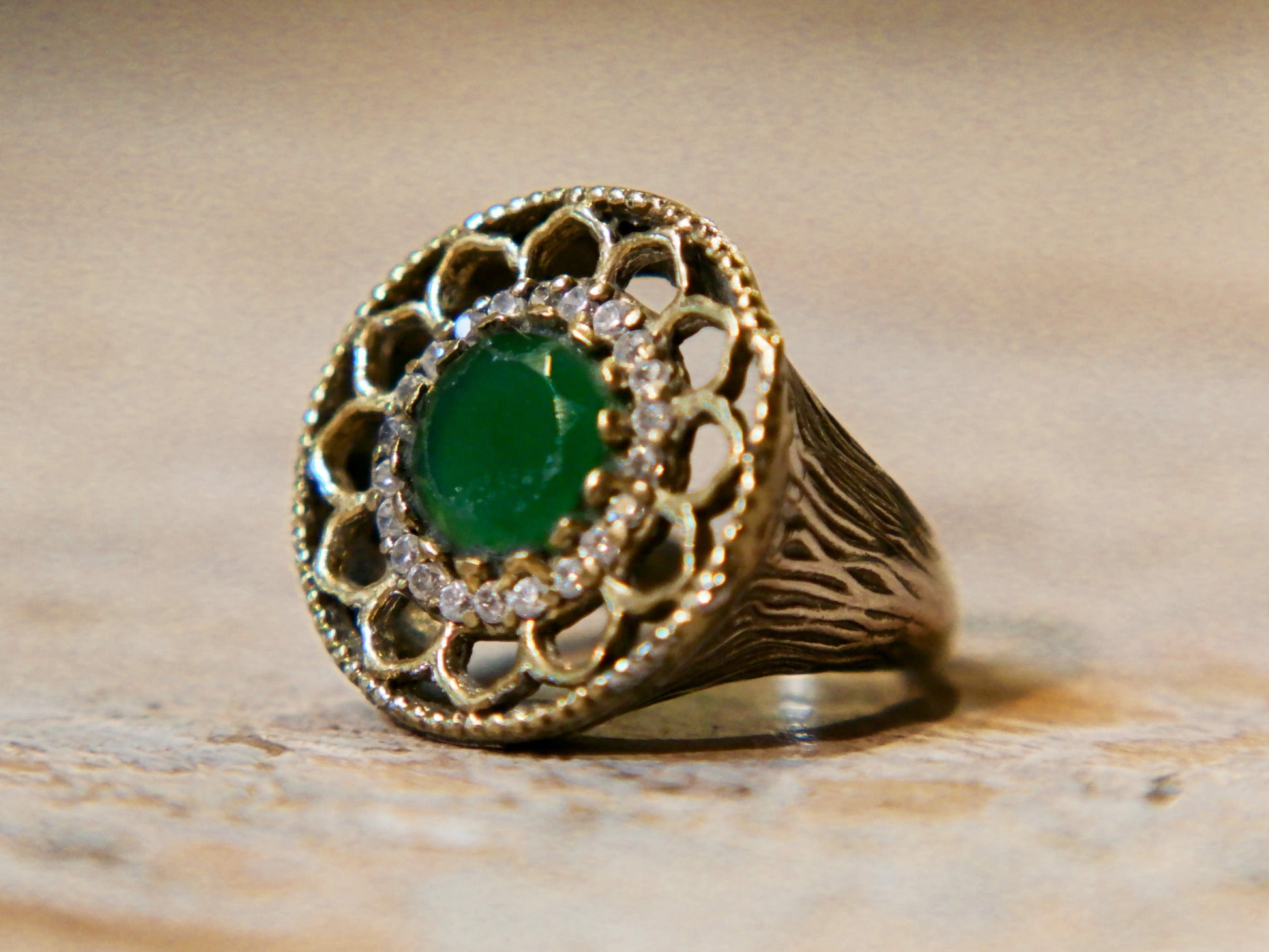 anello turco in stile arabo, argento, radice di smeraldo. top quality stone, lavorati a mano, cesellato artigianalmente .  misura anello 18, dimensioni frontale diametro 2.3, spessore totale 2.5cm, peso 9 gr