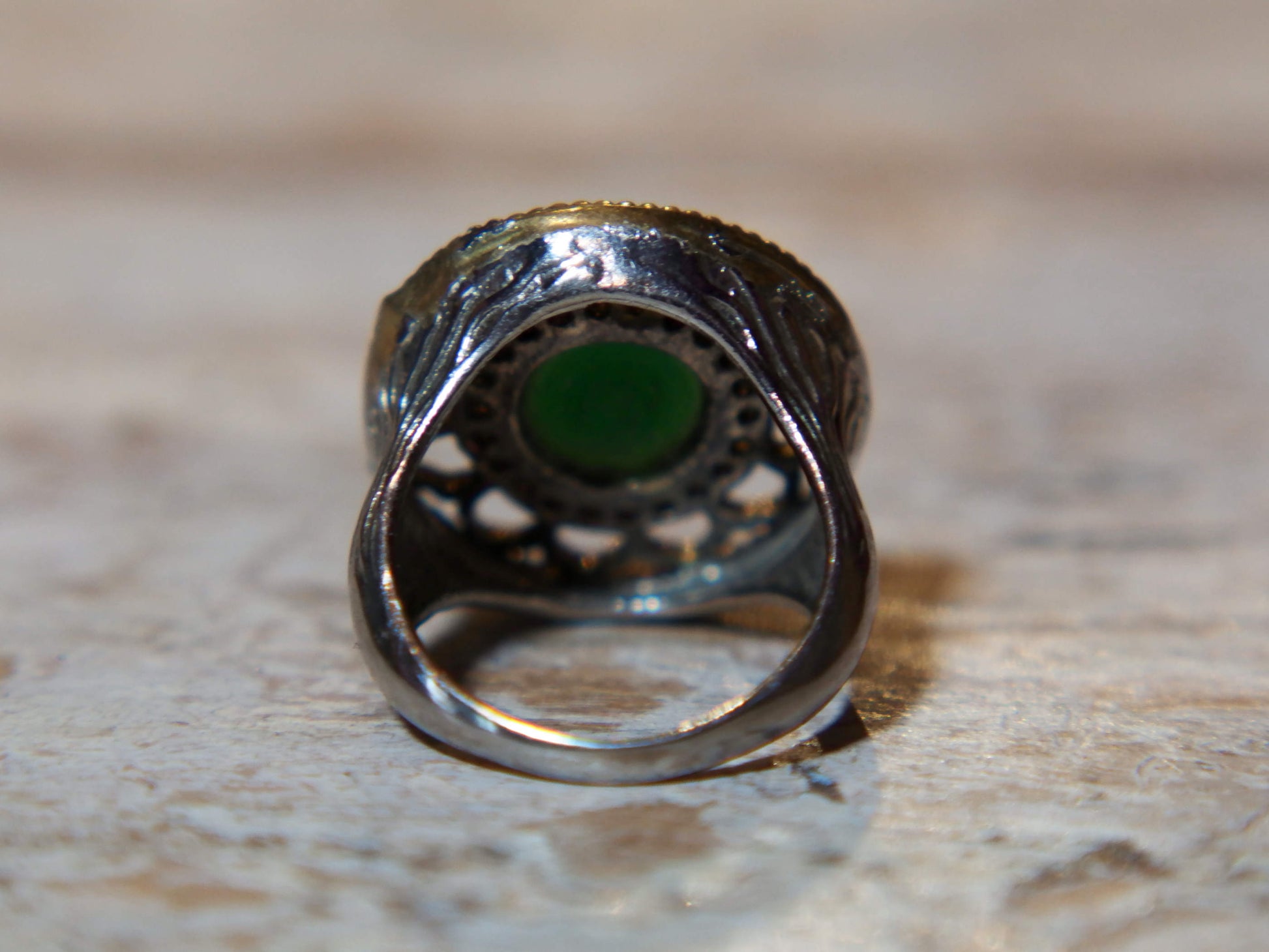 anello turco in stile arabo, argento, radice di smeraldo. top quality stone, lavorati a mano, cesellato artigianalmente .  misura anello 18, dimensioni frontale diametro 2.3, spessore totale 2.5cm, peso 9 gr