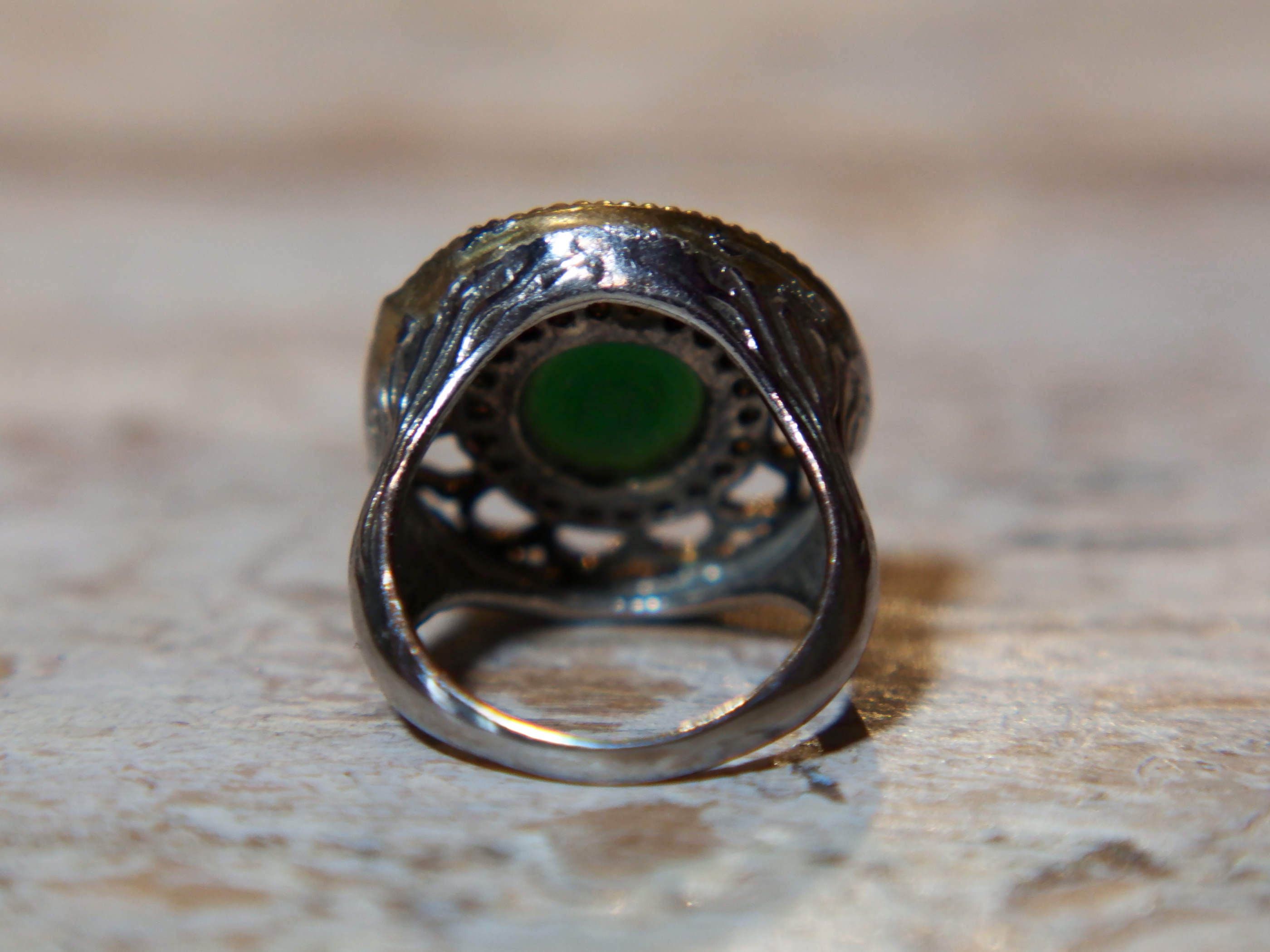 anello turco in stile arabo, argento, radice di smeraldo. top quality stone, lavorati a mano, cesellato artigianalmente .  misura anello 18, dimensioni frontale diametro 2.3, spessore totale 2.5cm, peso 9 gr