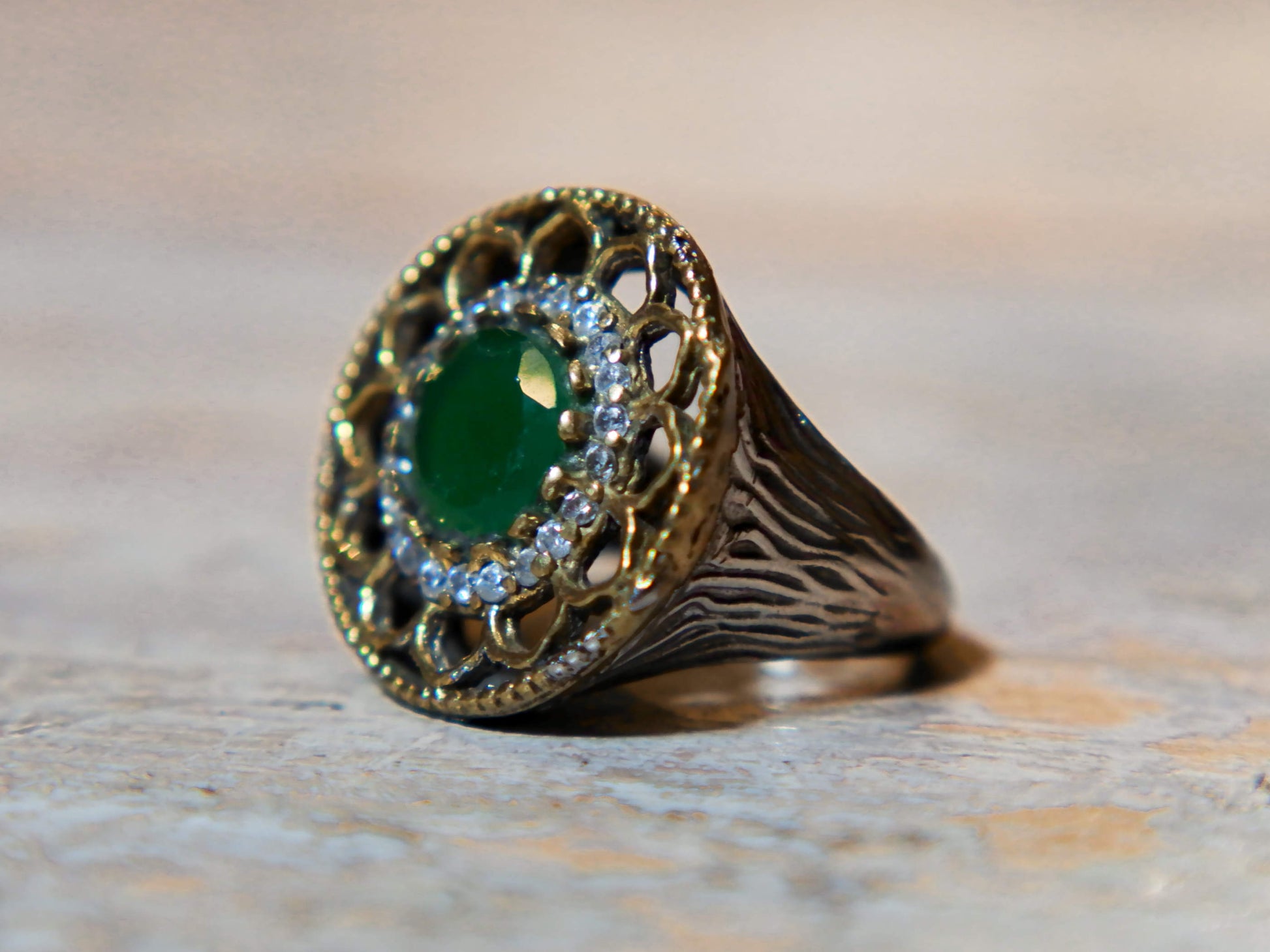 anello turco in stile arabo, argento, radice di smeraldo. top quality stone, lavorati a mano, cesellato artigianalmente .  misura anello 18, dimensioni frontale diametro 2.3, spessore totale 2.5cm, peso 9 gr