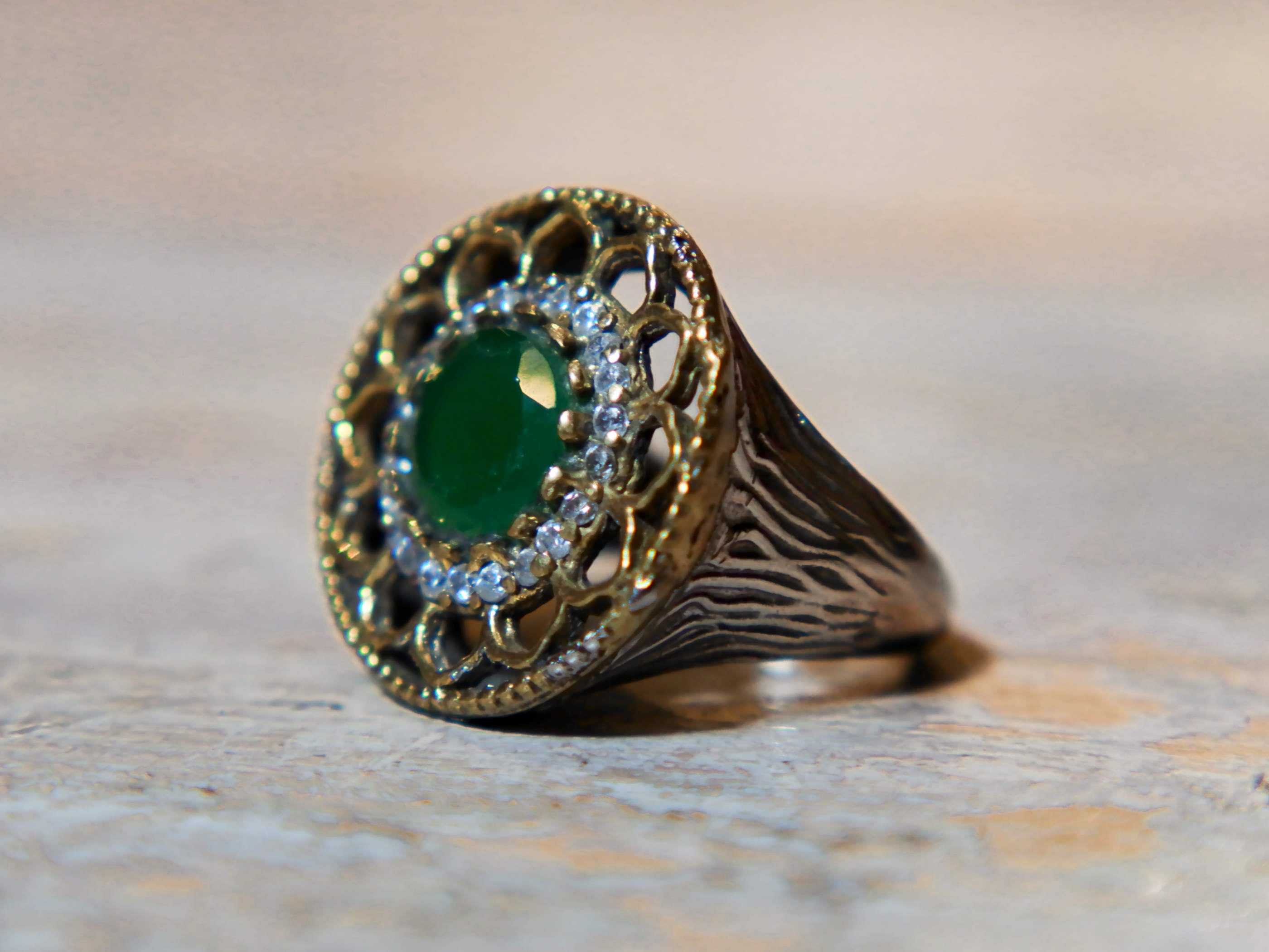 anello turco in stile arabo, argento, radice di smeraldo. top quality stone, lavorati a mano, cesellato artigianalmente .  misura anello 18, dimensioni frontale diametro 2.3, spessore totale 2.5cm, peso 9 gr