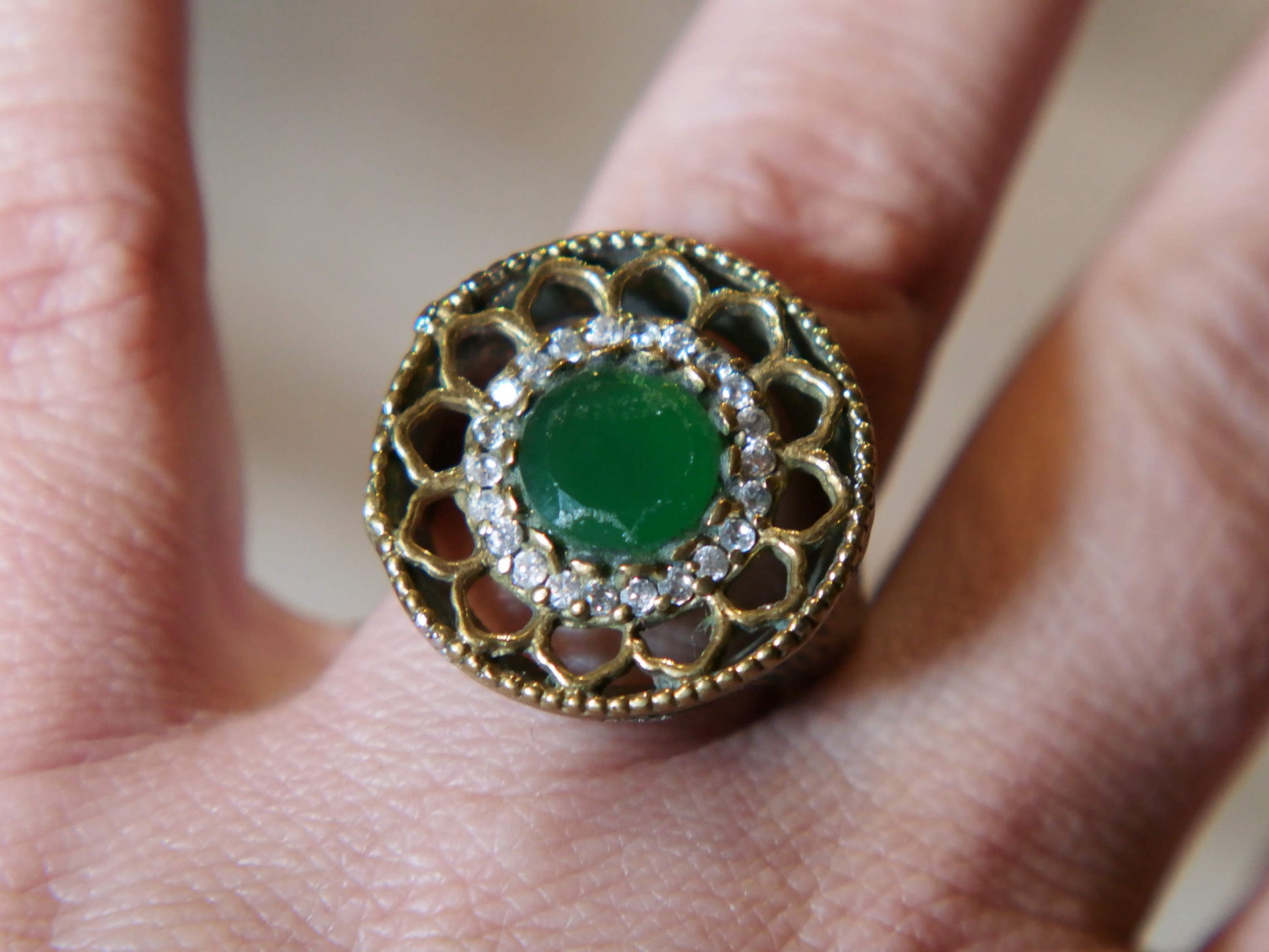 anello turco in stile arabo, argento, radice di smeraldo. top quality stone, lavorati a mano, cesellato artigianalmente .  misura anello 18, dimensioni frontale diametro 2.3, spessore totale 2.5cm, peso 9 gr
