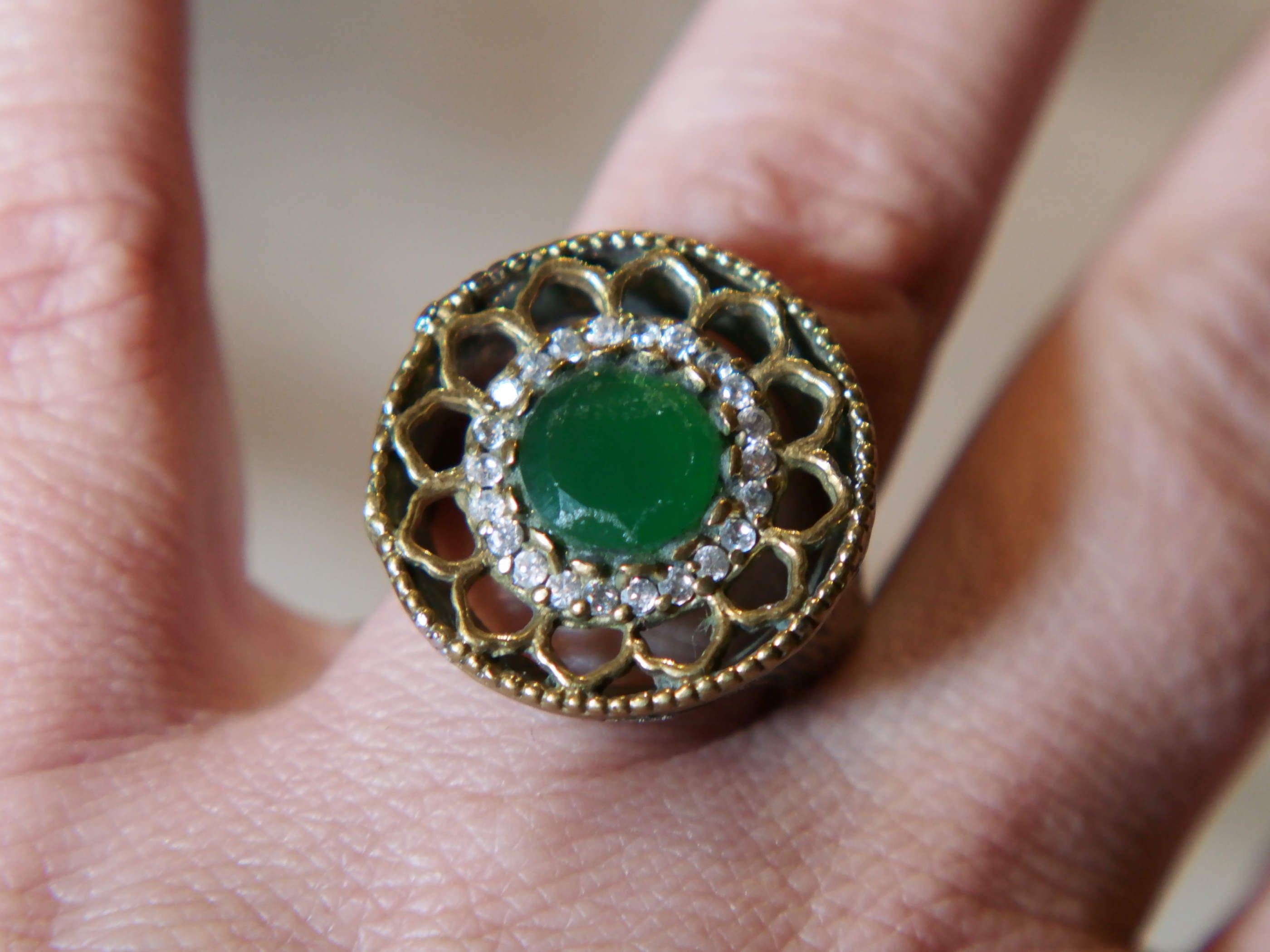 anello turco in stile arabo, argento, radice di smeraldo. top quality stone, lavorati a mano, cesellato artigianalmente .  misura anello 18, dimensioni frontale diametro 2.3, spessore totale 2.5cm, peso 9 gr