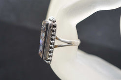 Primo piano della lavorazione a micro-sfere in argento brunito dell'anello rettangolare Abalone