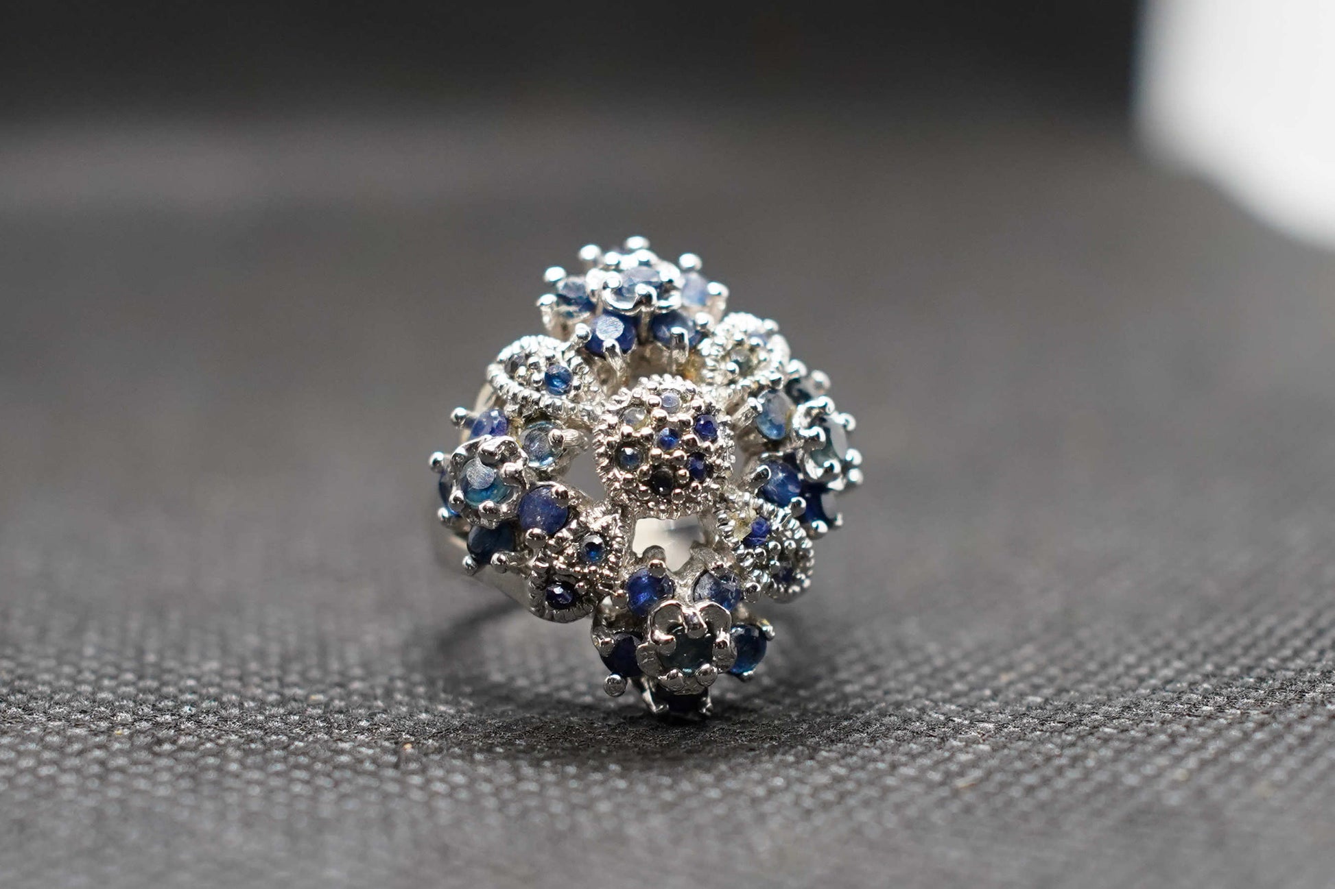 Scatto d'insieme completo dell'anello artigianale indiano con zaffiri blu e montatura in argento