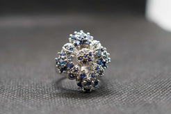 Scatto d'insieme completo dell'anello artigianale indiano con zaffiri blu e montatura in argento