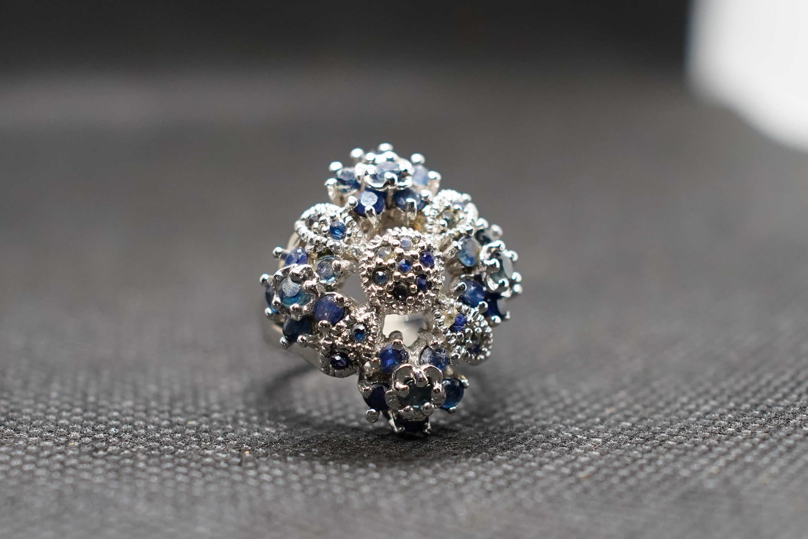 Scatto d'insieme completo dell'anello artigianale indiano con zaffiri blu e montatura in argento