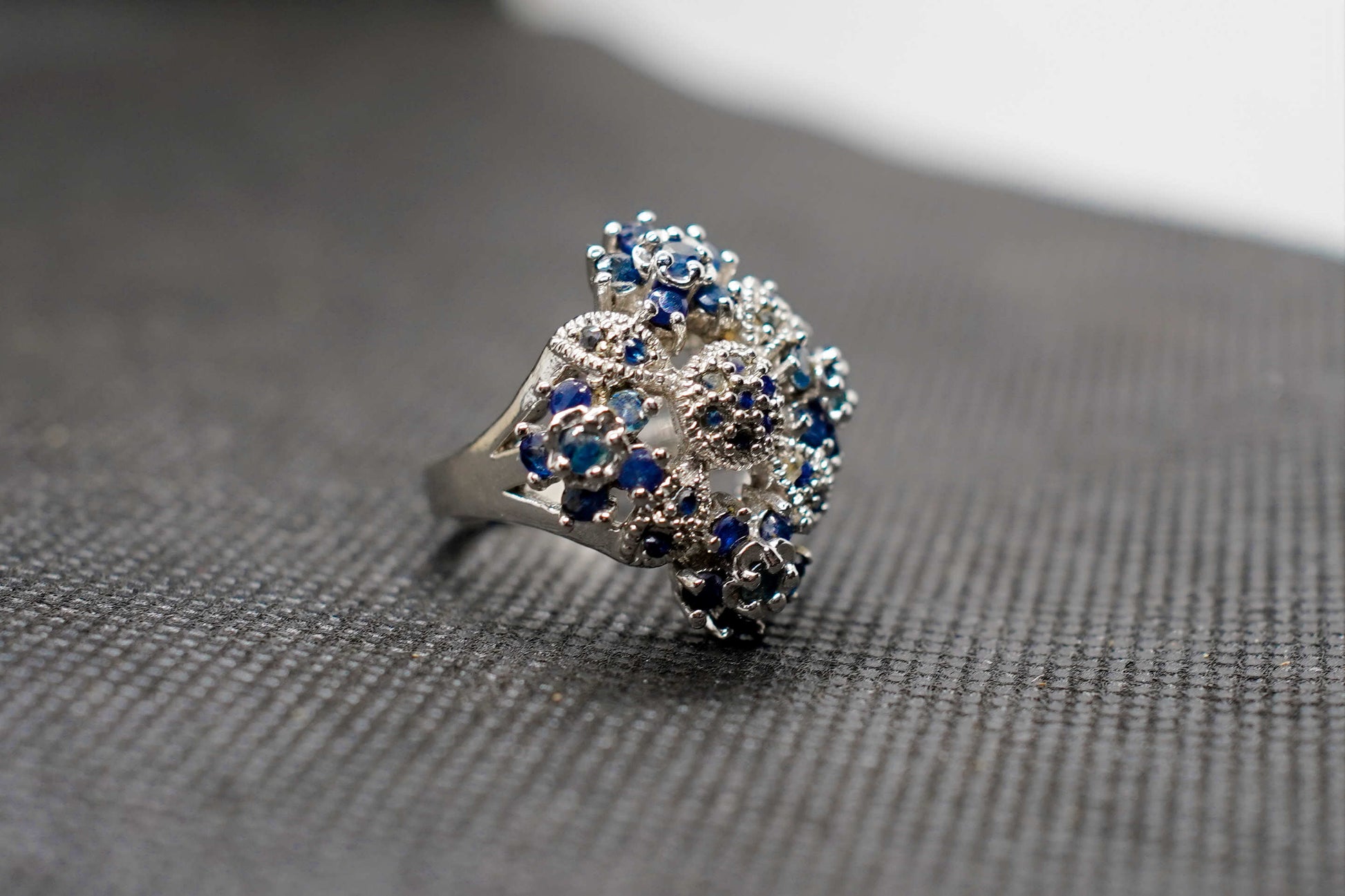 Anello artigianale in argento 925 con zaffiri blu naturali, stile vittoriano floreale