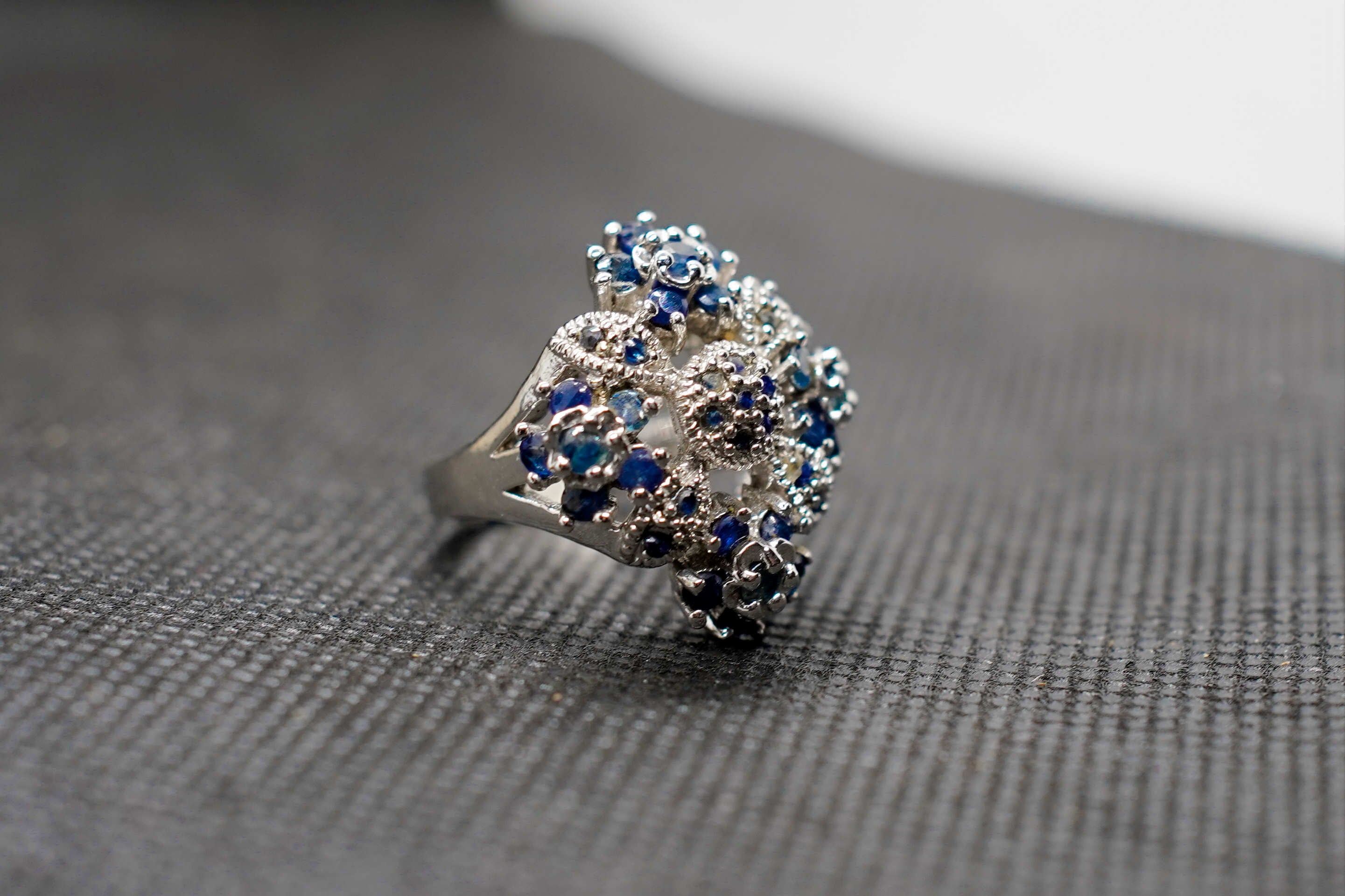 Anello artigianale in argento 925 con zaffiri blu naturali, stile vittoriano floreale