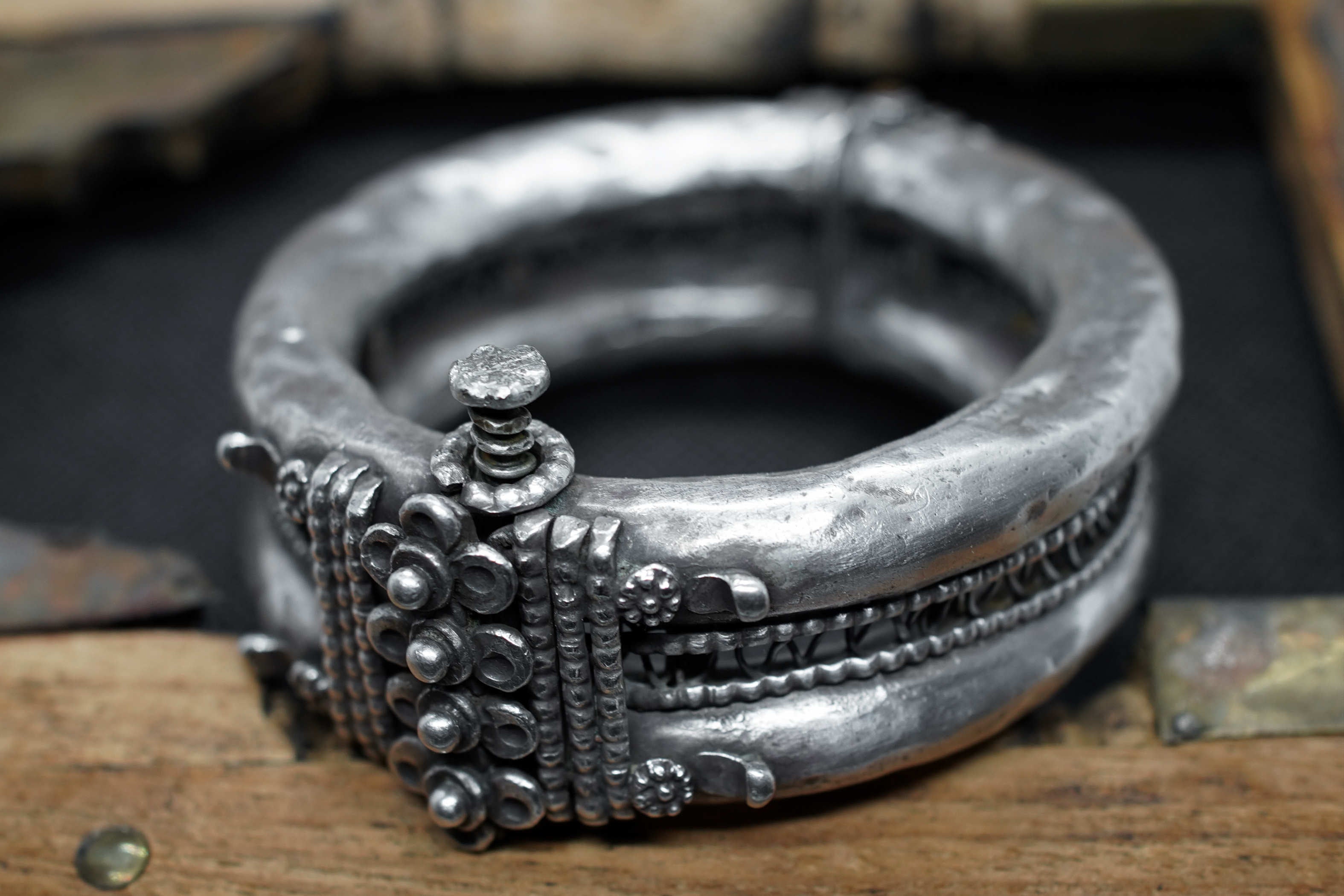 Antico bracciale rigido tribale indiano dei primi del '900 in argento massiccio 925 con incisioni etniche