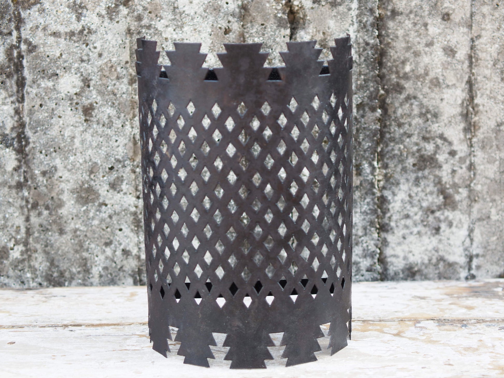 applique in metallo lavorata artigianalmente dipinta nero.  dimensioni larghezza 11 profondità 10, h 28cm