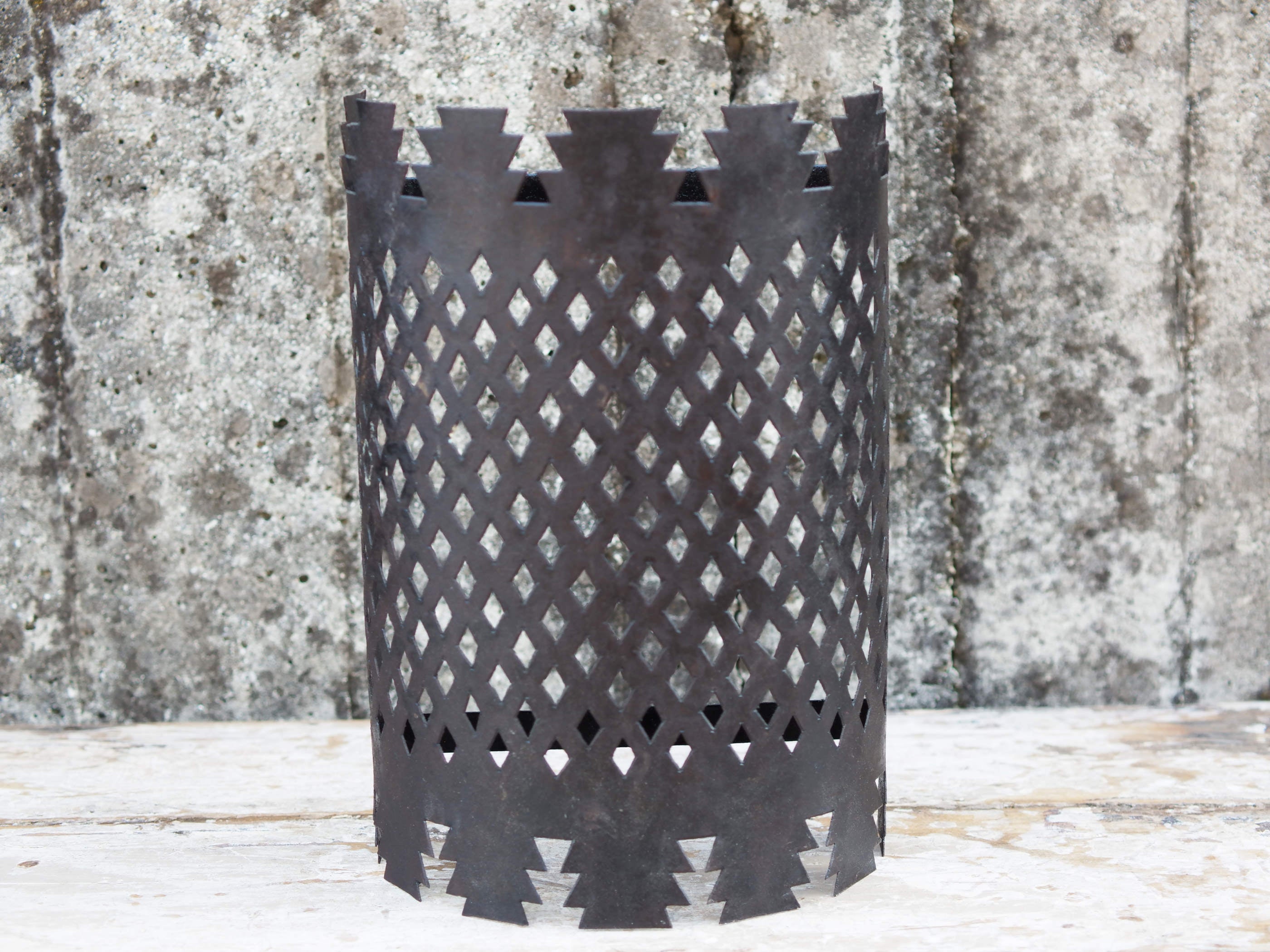 applique in metallo lavorata artigianalmente dipinta nero.  dimensioni larghezza 11 profondità 10, h 28cm
