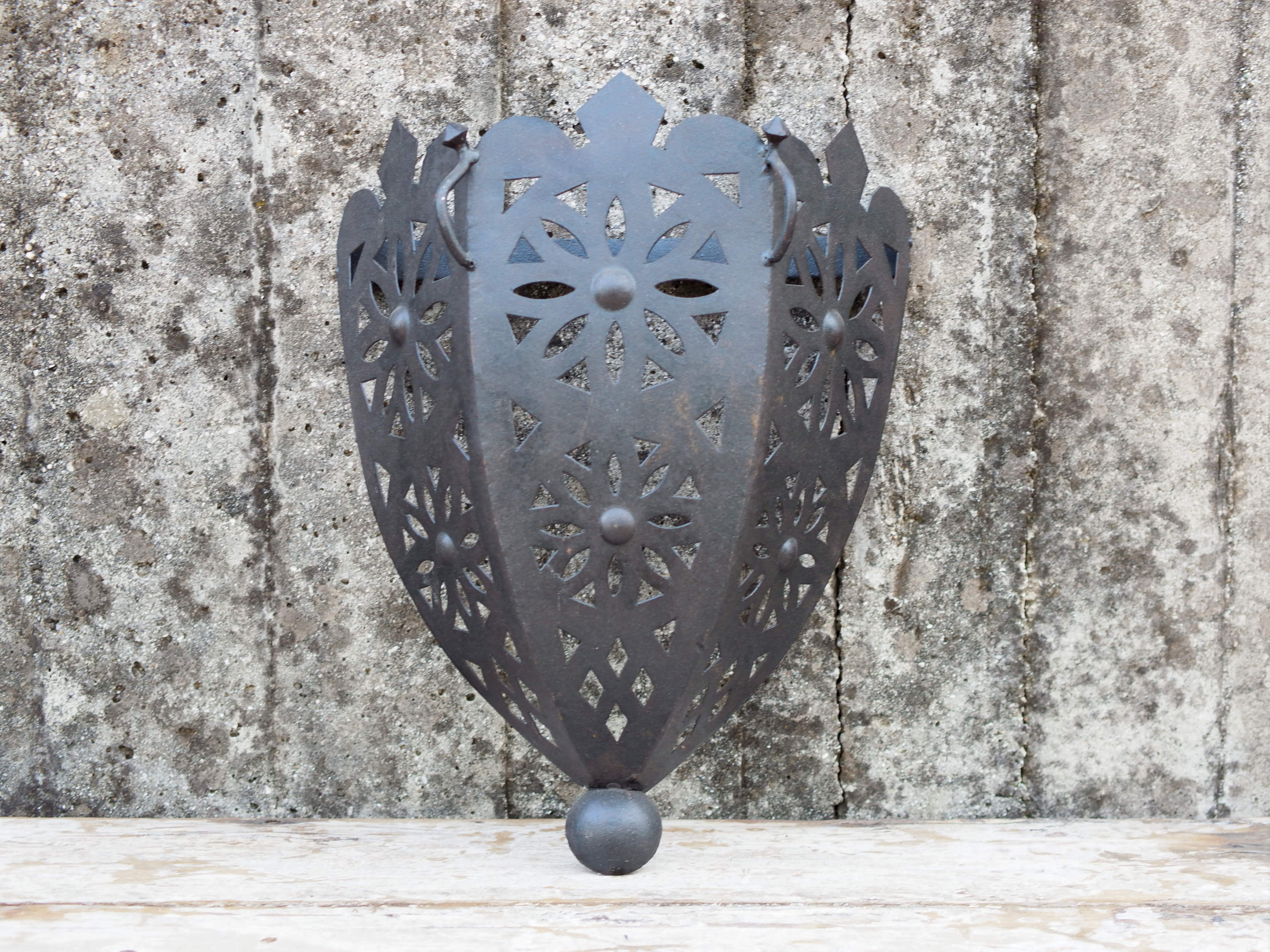applique in metallo lavorata artigianalmente dipinta nero.  dimensioni larghezza 29 profondità 12, h 37 cm  per info ed ulteriori foto mail info@etniko.it watshapp 0039 3338778241 facebook / instagram / pinterest : etnikobycrosato