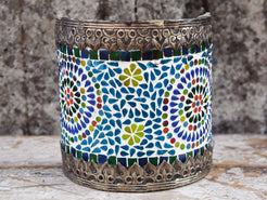 Vista frontale dell'applique indiana in metallo e mosaico multicolor con motivi geometrici.