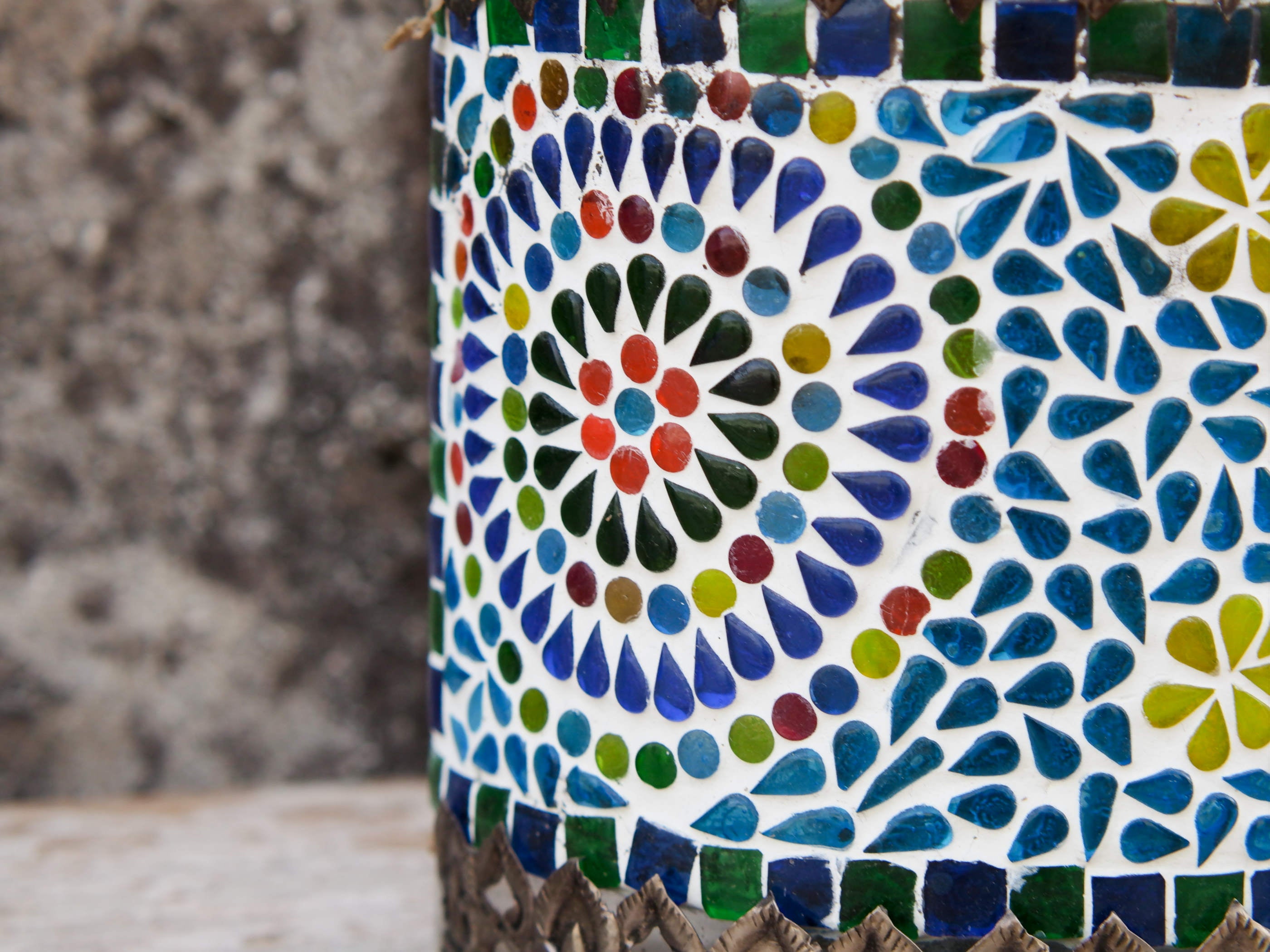 Particolare della decorazione a mosaico in vetro colorato che compongono i rosoni floreali.