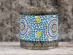 Vista frontale dell'applique indiana in metallo e mosaico multicolor con motivi geometrici.