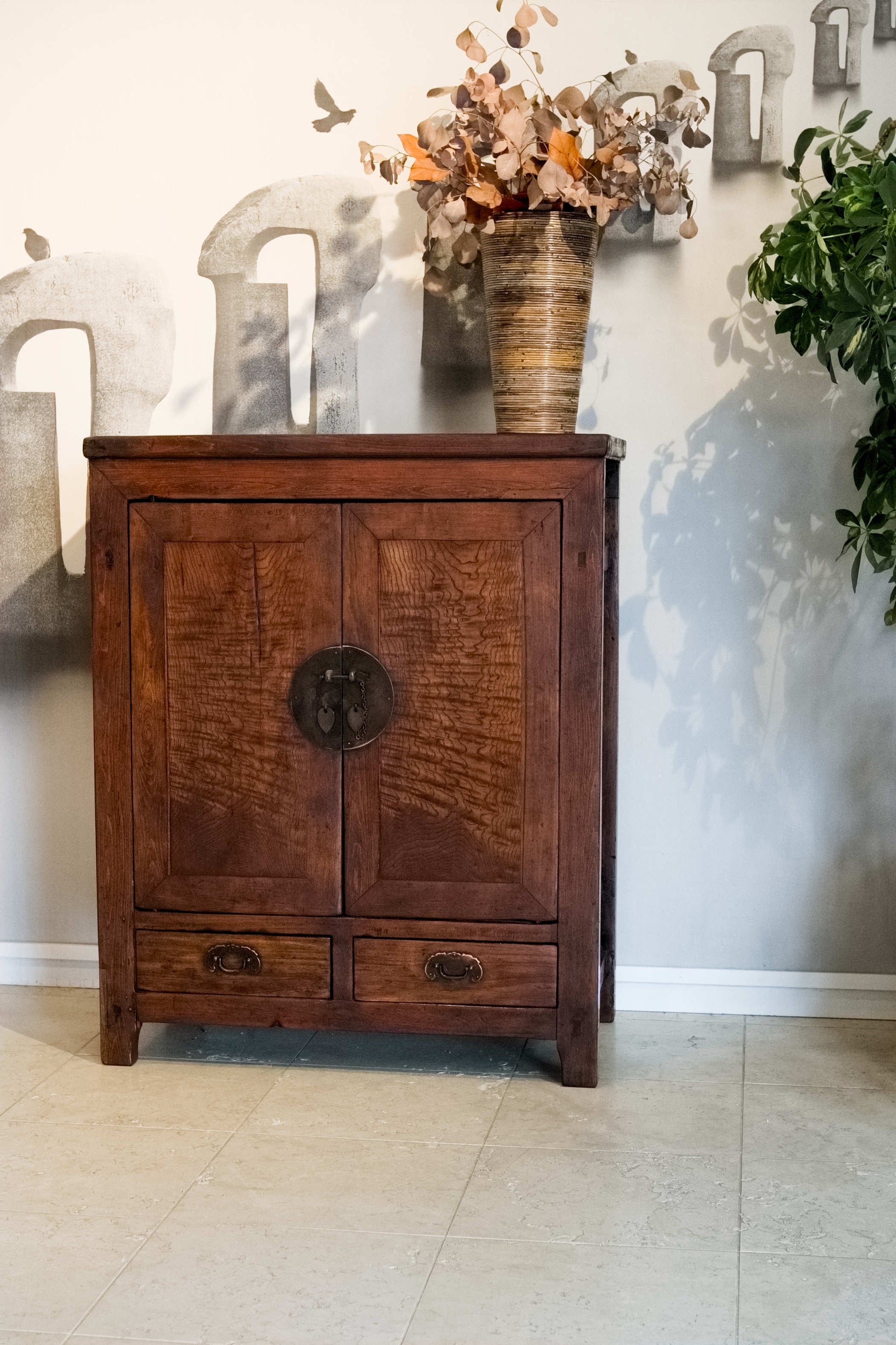Armadietto credenza cinese antica in legno di olmo massello naturale proveniente dalla regione dello Zhejiang.