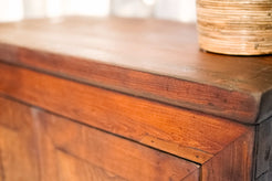 Primo piano della venatura fiammata dell'olmo portata a legno naturale grazie al restauro conservativo.