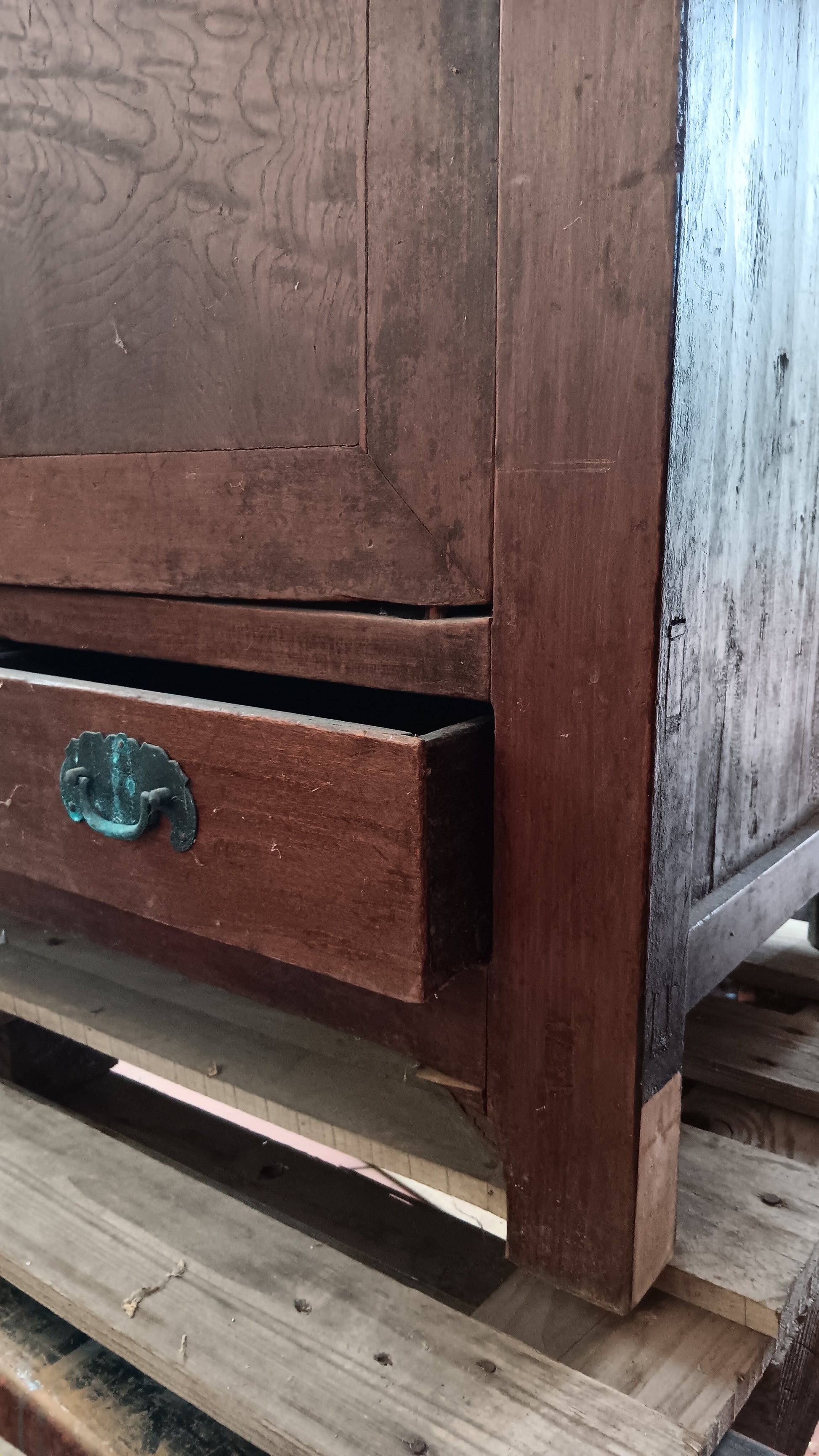 Primo piano dei bordi e delle giunzioni restaurate che attestano l'autenticità e l'unicità del pezzo.